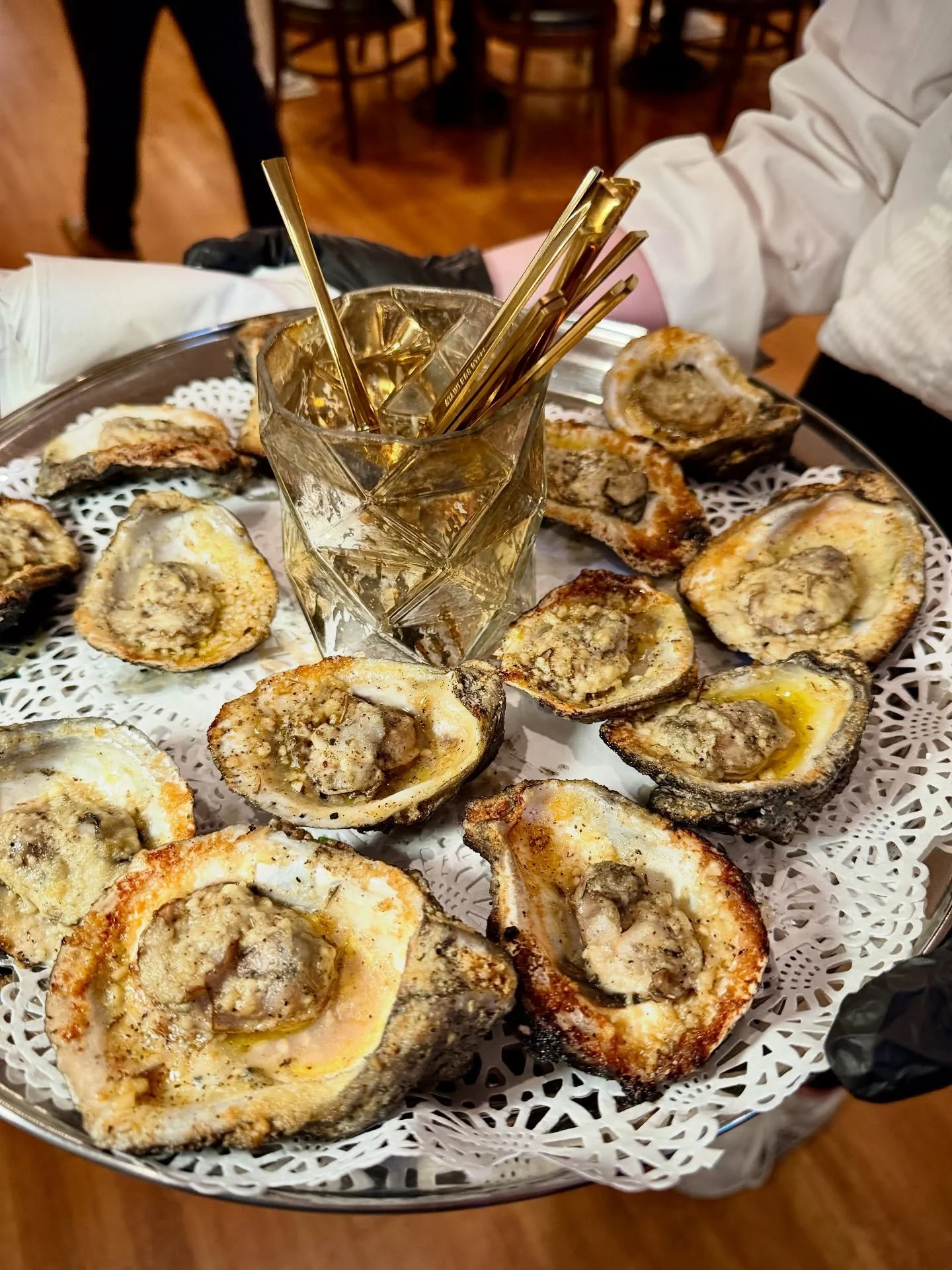 A true Southern welcome 🦪
Passed chargrilled oysters by Chef Ian and our in-house catering team, add the perfect touch of Gulf Coast flavor to Oak Crest Mansion celebrations.