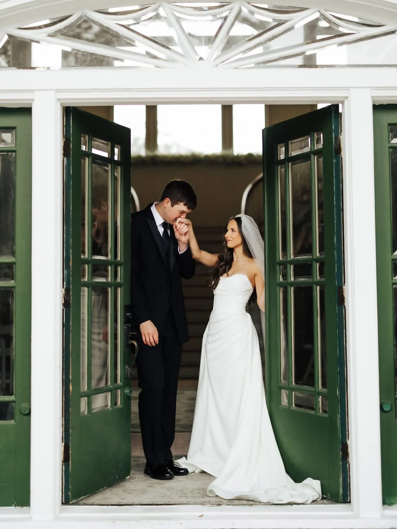 Mr. + Mrs. Holland

Photography: @wonderphotograph 
Dress: @bridalformalboutique 
Florals: @oakcrestmansioninn