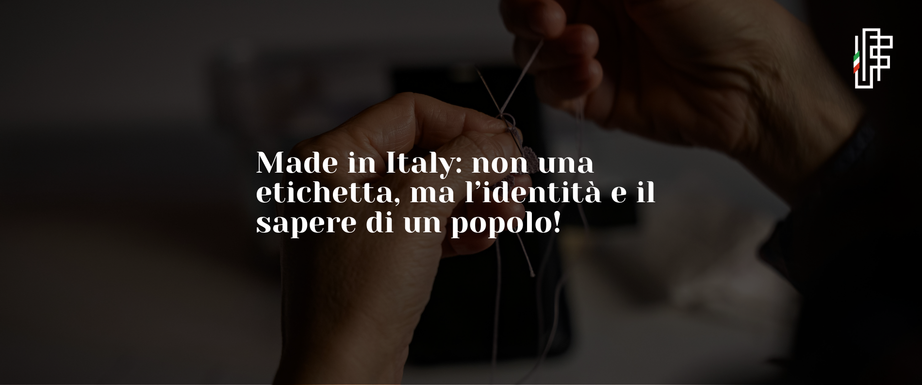Una persona anziana che lavora a maglia con le mani, sfondo scuro con logo in alto a destra e testo in italiano che dice: "Made in Italy: non una etichetta, ma l’identità e il sapere di un popolo!".