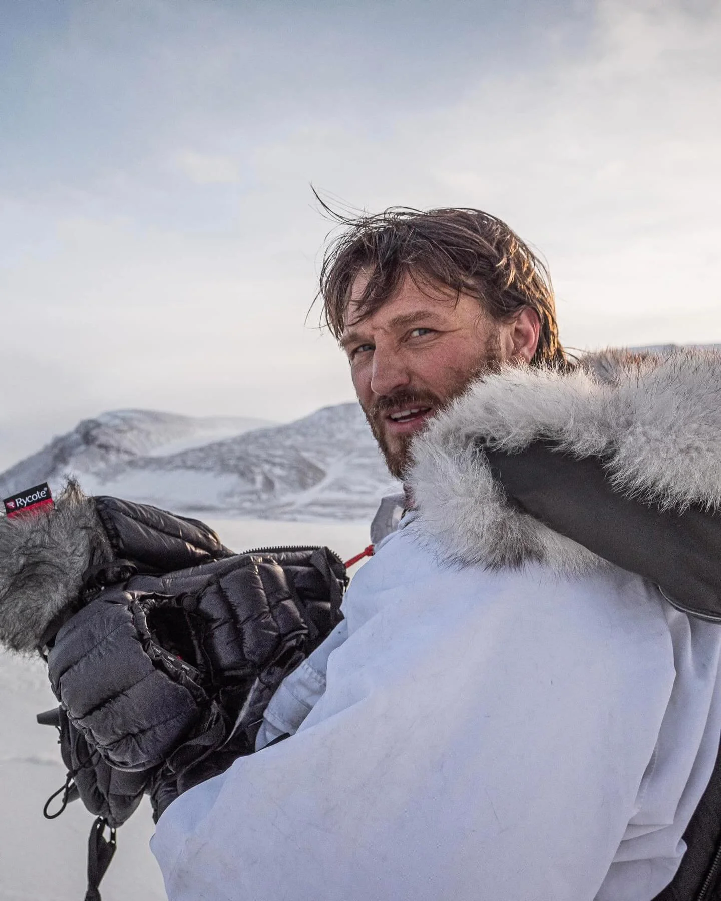 Turfotografen @foto_oyvindnn bak TV-suksesser som Ekspedisjonen, 71grader nord, Monsen p&aring; villspor, kommer til Hyttemessen! I foredraget deler han erfaringer, historier og unike bak kamera &oslash;yeblikk fra noen av Norges mest krevende natur-