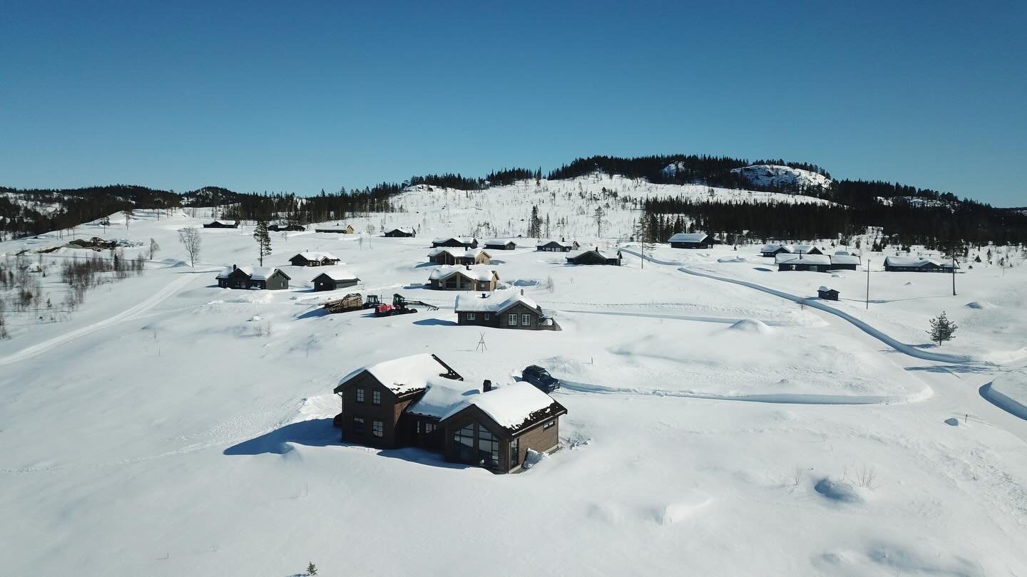 Velkommen til Rob&oslash;lsh&oslash;vda Hyttegrend - harmoni i Jotunheimens forg&aring;rd! M&oslash;t @robolshovda_hyttegrend p&aring; Hyttemessen 13.-15.mars🤩Realiser din hyttedr&oslash;m!