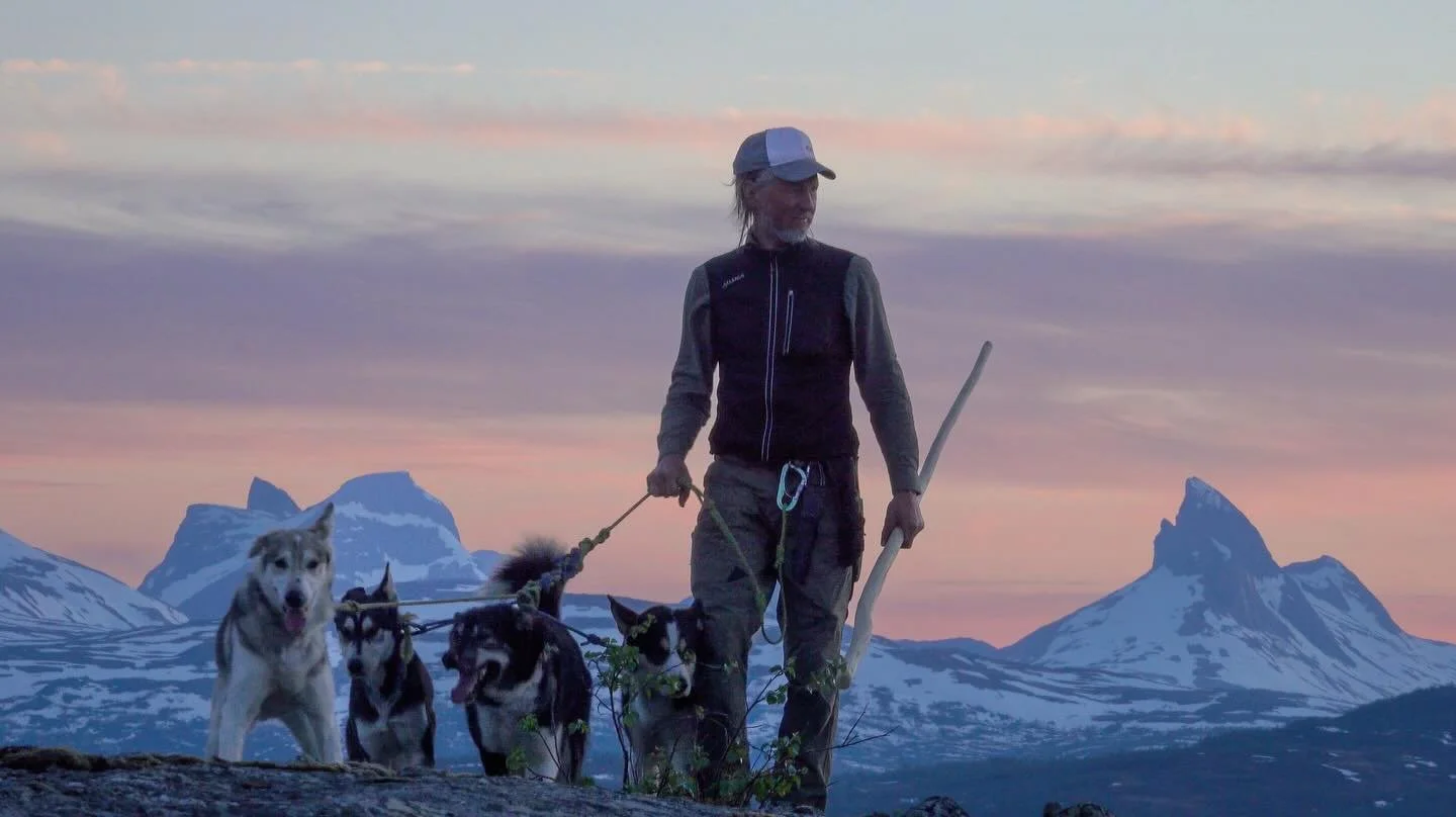Seks &aring;r som fastboende ute i naturen🪵🌲
@2000dagerute har siden 2020 levd ute i naturen, sammen med hundene sine. N&aring; kommer han til Hyttemessen 13.-15.mars🤩