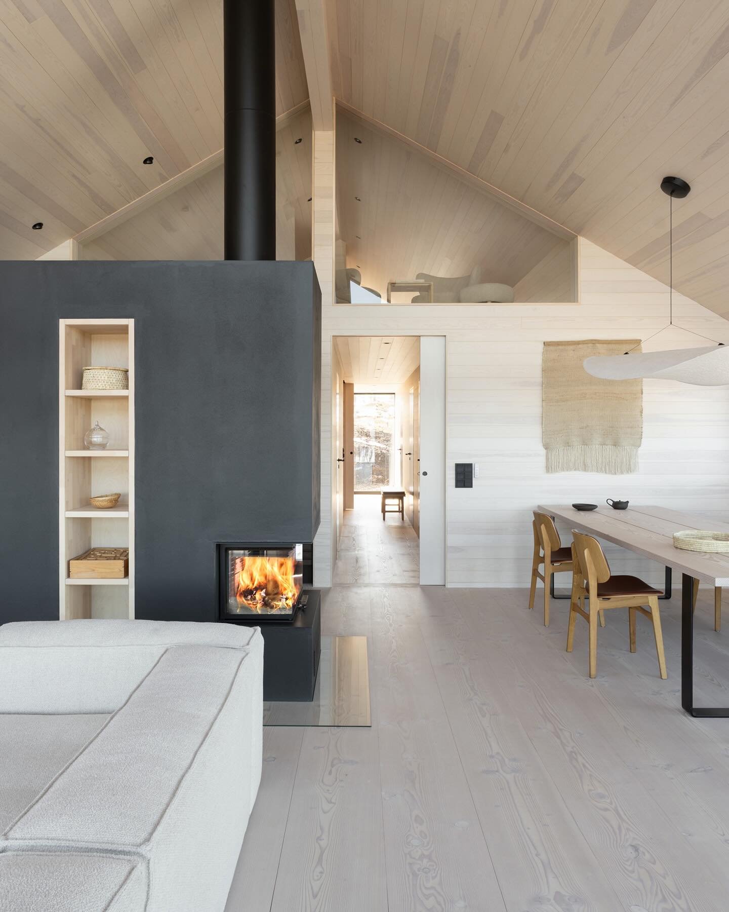 En neo-hytte gjenkjennes av de elegante, rene linjene, kvalitetsmaterialene, det gjennomg&aring;ende lyset og de store vindusflatene som slipper naturen inn. M&oslash;t @neohytter p&aring; @hyttemessen 13.-15.mars🤎