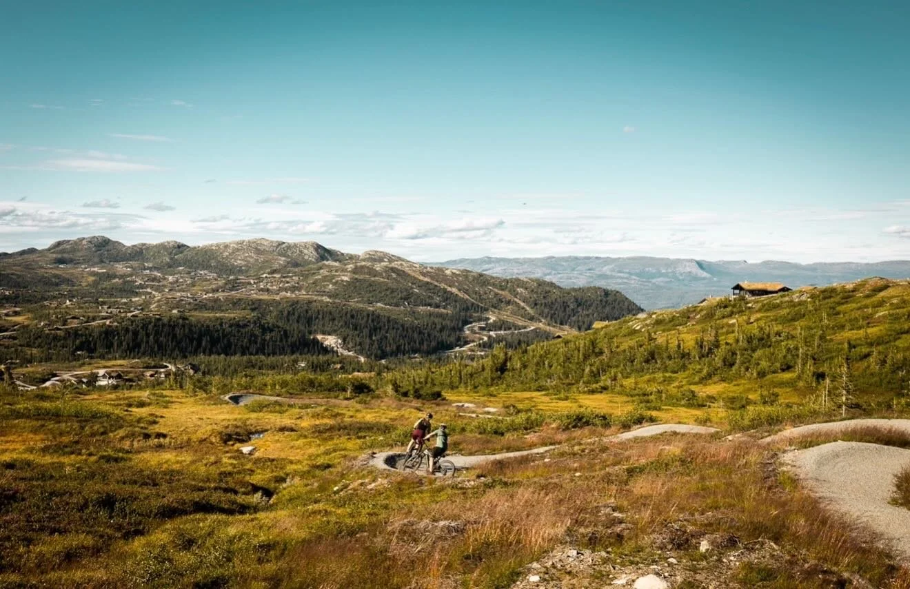 @hogevarde er en hyttedestinasjon som byr p&aring; fantastiske og autentiske opplevelser hele &aring;ret, i Oslos n&aelig;rmeste h&oslash;yfjell! 
M&oslash;t dem p&aring; @hyttemessen 13.-15.mars🤎🤩