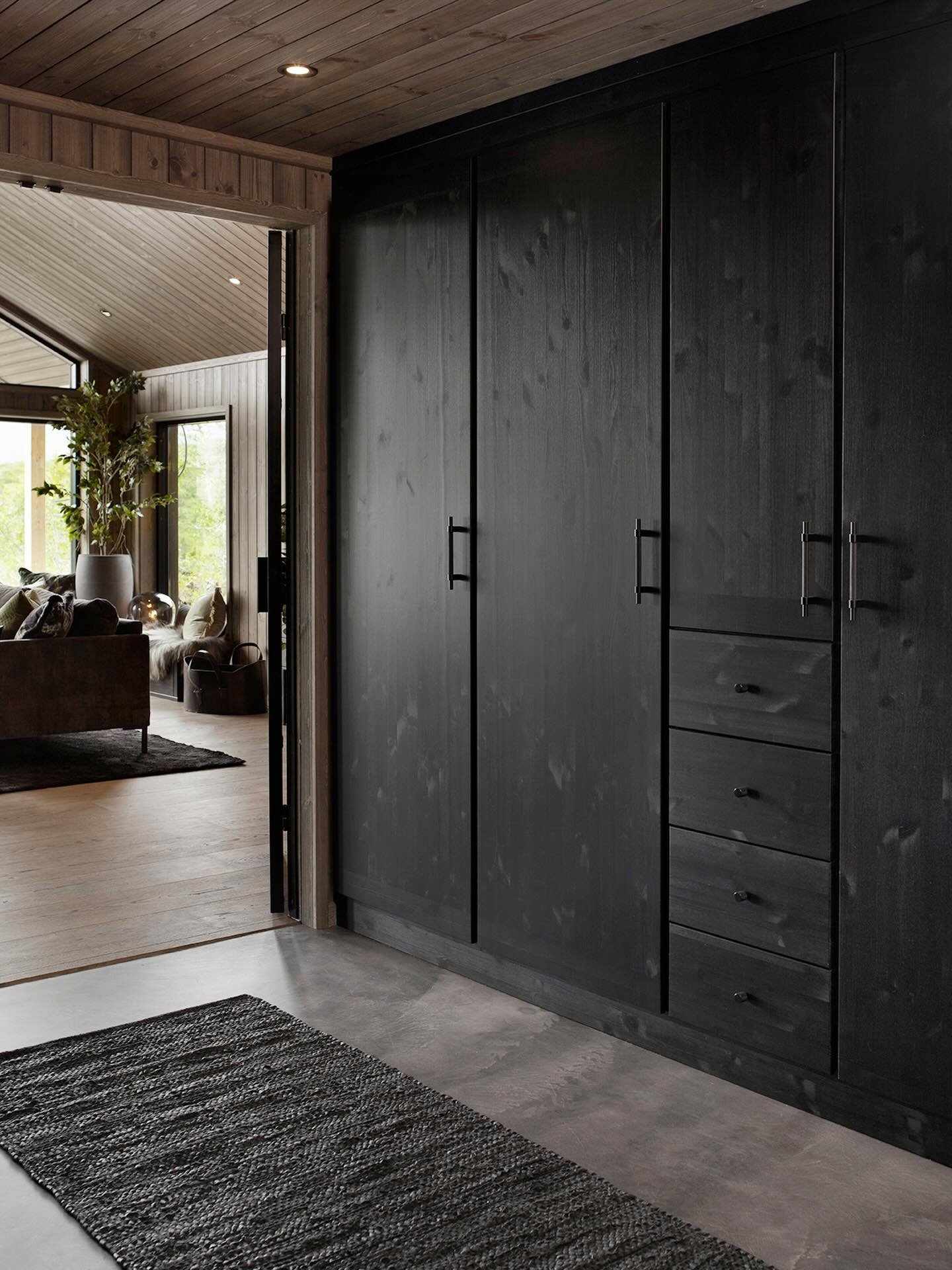 @kvandeognordvik lager plassbygde m&oslash;bler til hus og hytter! M&oslash;t dem p&aring; @hyttemessen 13.-15.mars🤎