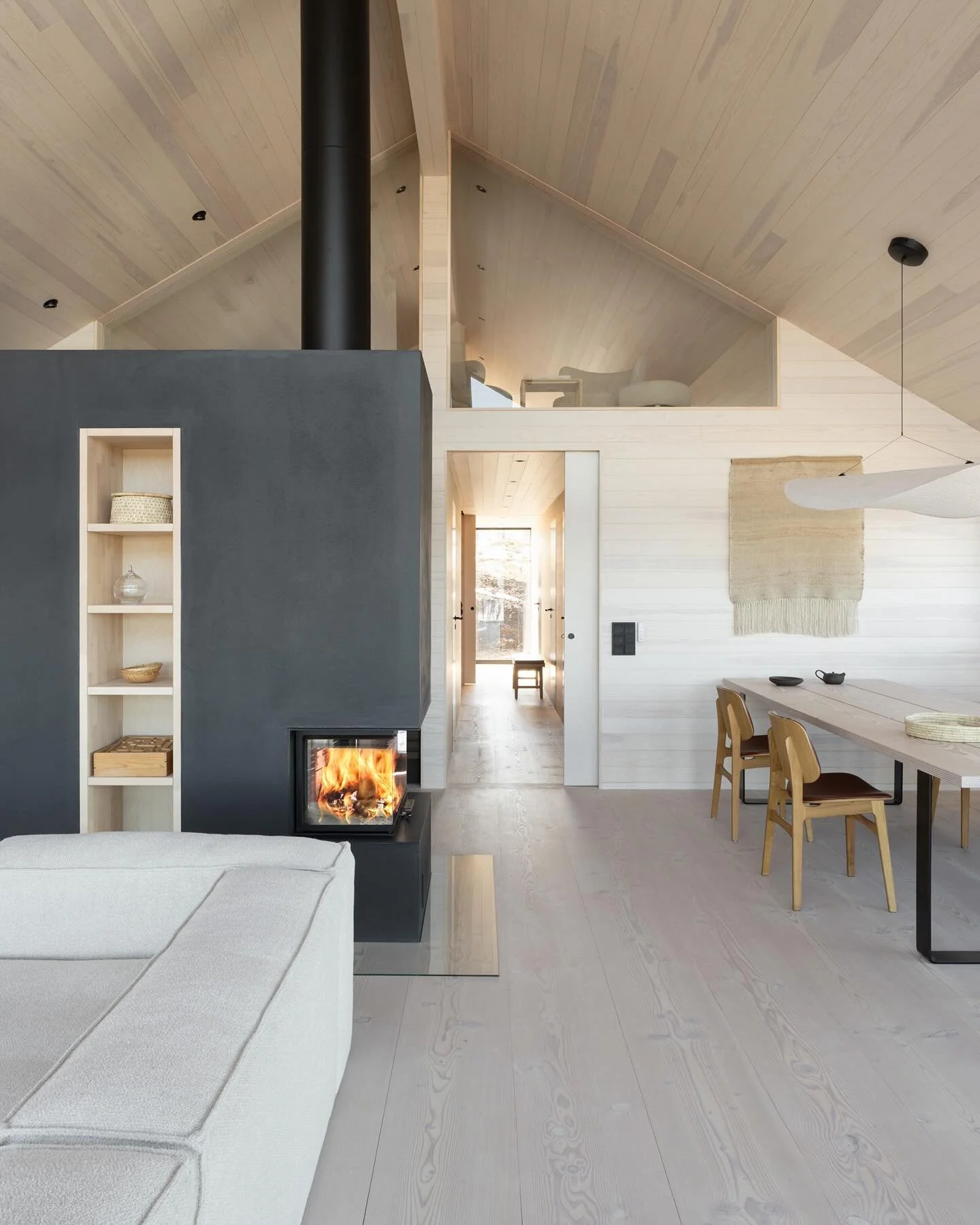 En neo-hytte gjenkjennes av de elegante, rene linjene, kvalitetsmaterialene, det gjennomg&aring;ende lyset og de store vindusflatene som slipper naturen inn. M&oslash;t @neohytter p&aring; @hyttemessen 13.-15.mars🤎