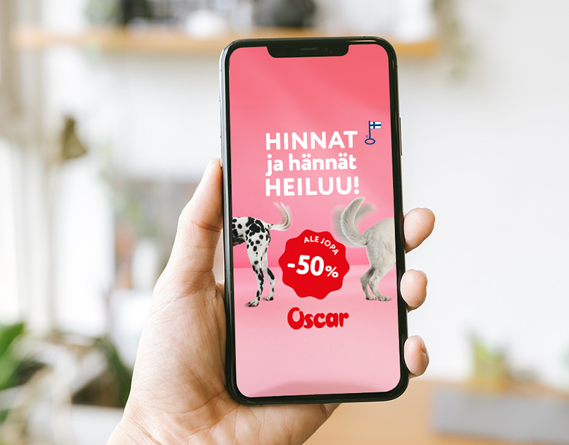 Puhelinnäyttö, jossa mainos eläinkaupasta tarjouksella -50 %.