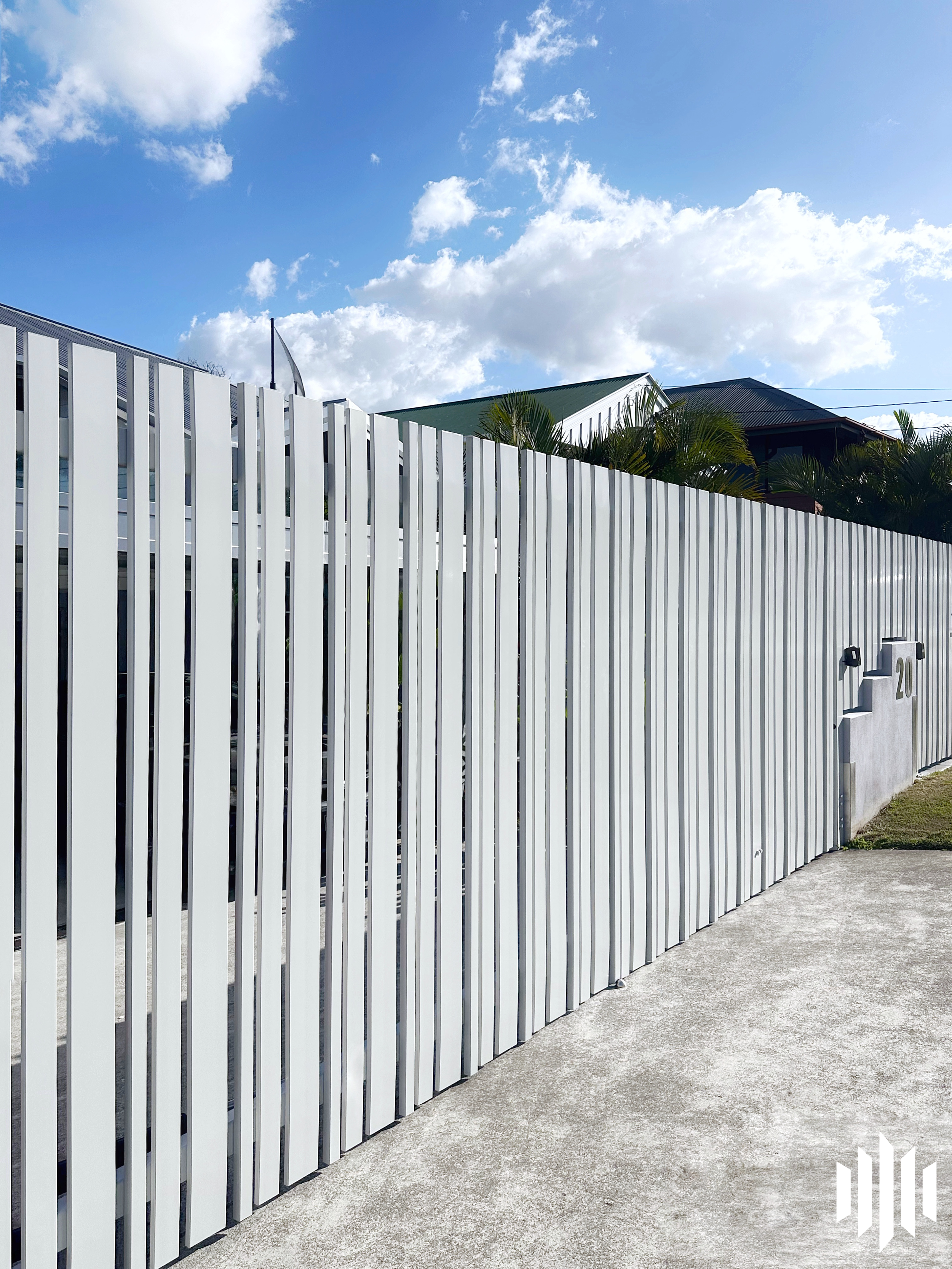 Vertical alternate batten fencing