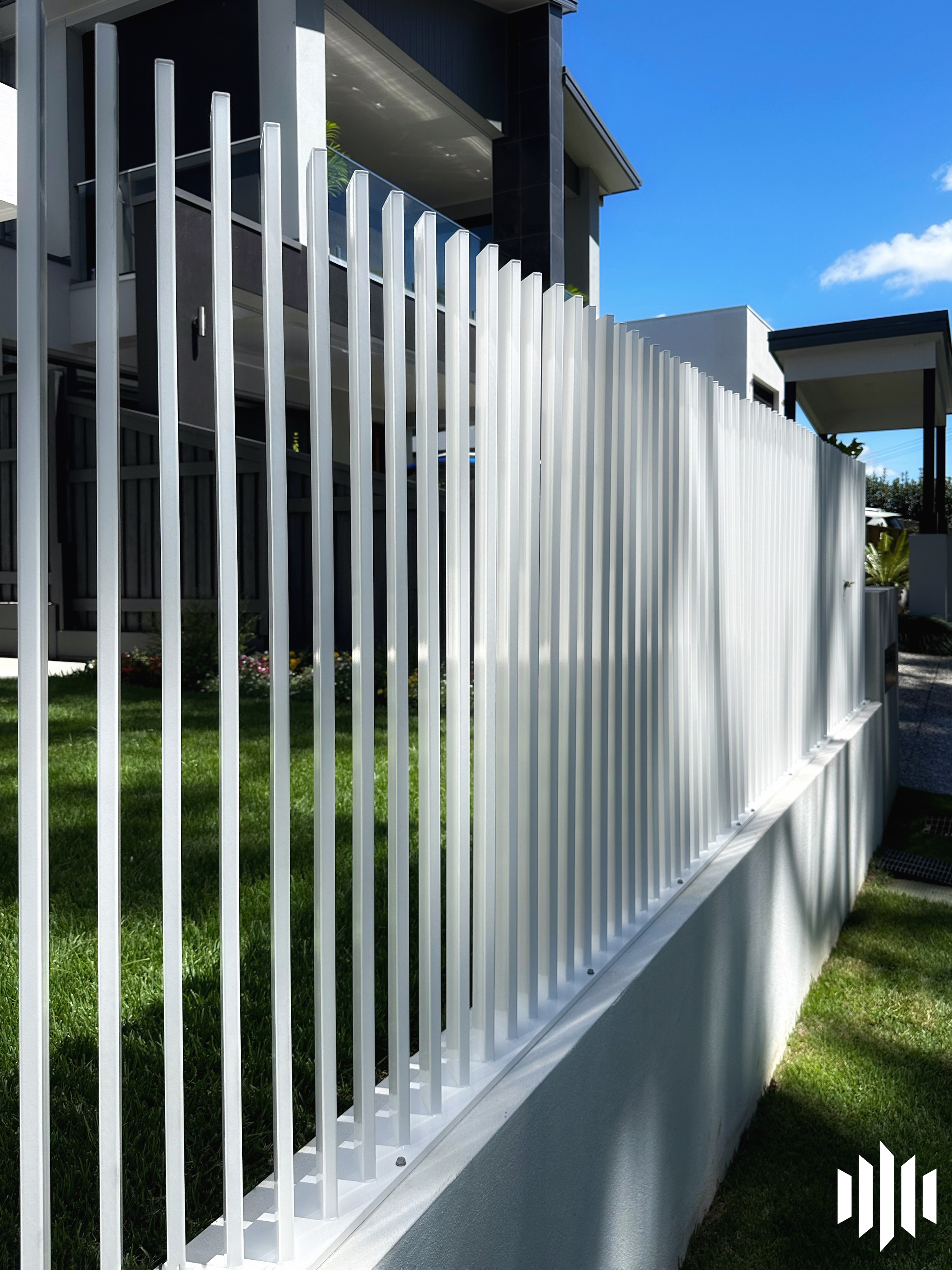 Vertical rail-less blade fencing.png