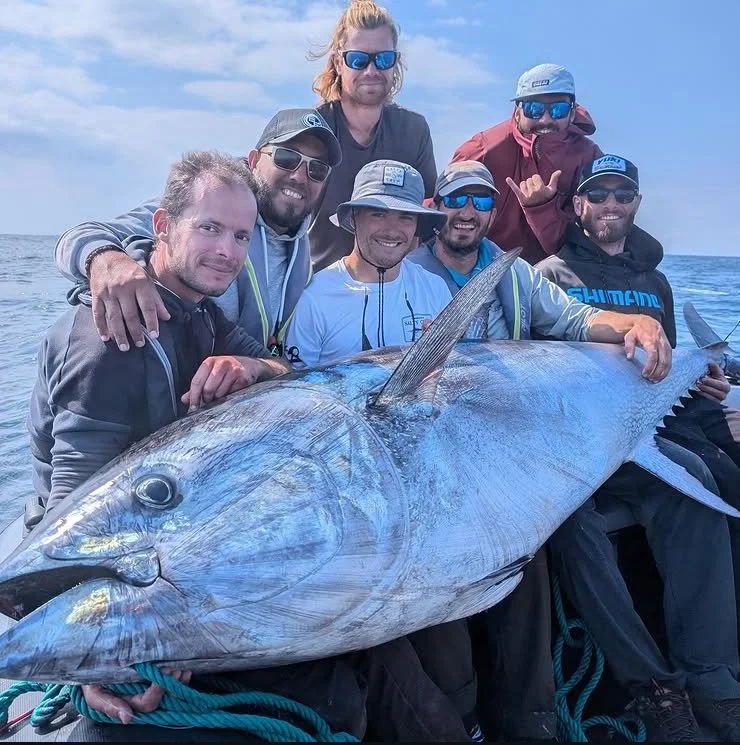  personnes heureuse, poisson géant, pêche au gros, pêche du thon rouge, thon rouge sur chasse, popper, pays basque, landes, guide de pêche, guide en mer, énorme thon rouge, bluefin tuna