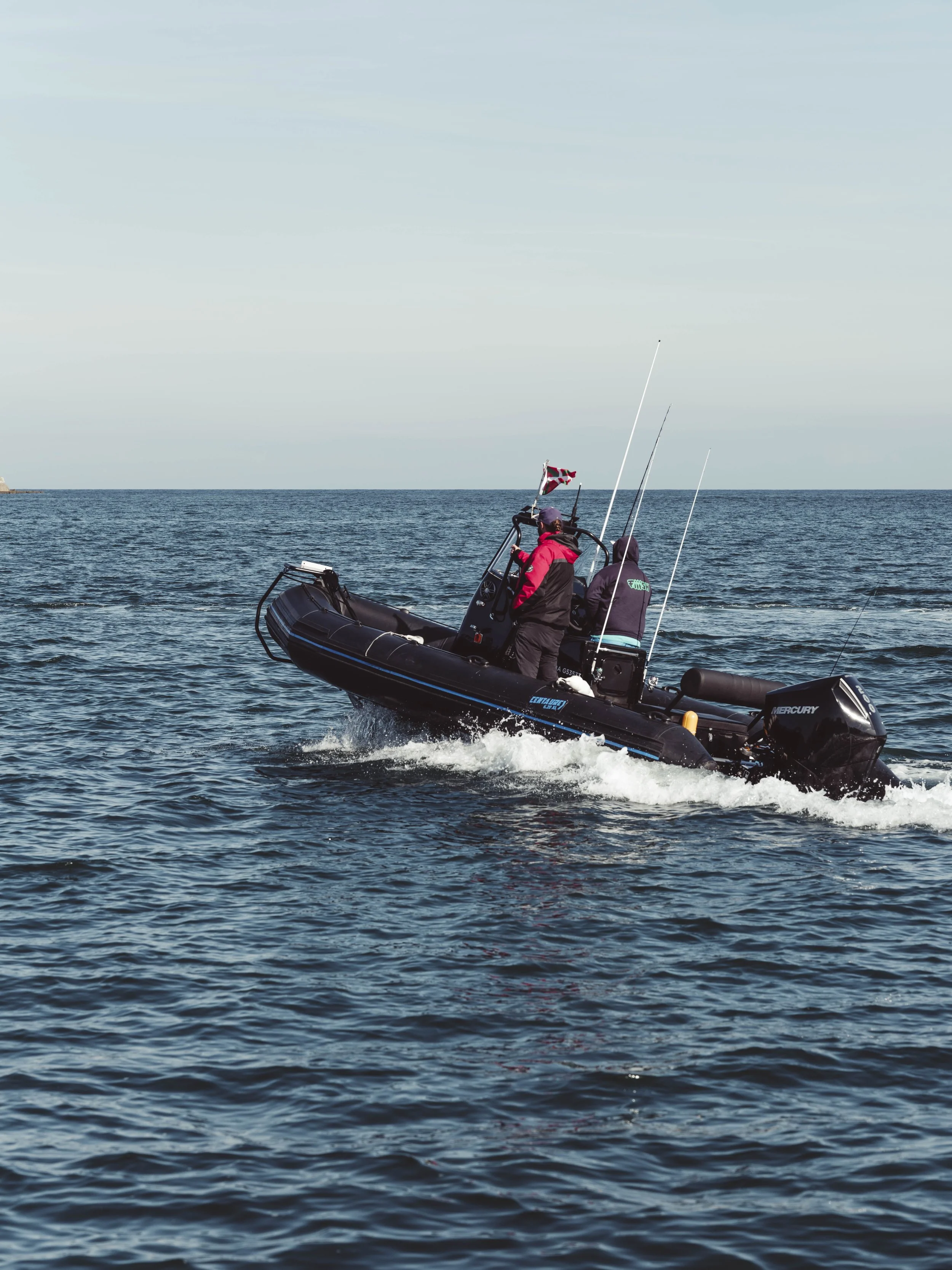 vincent argand, guide de pêche avec son bateau dans la baie de Saint jean de luz, semi rigide,centaure, client