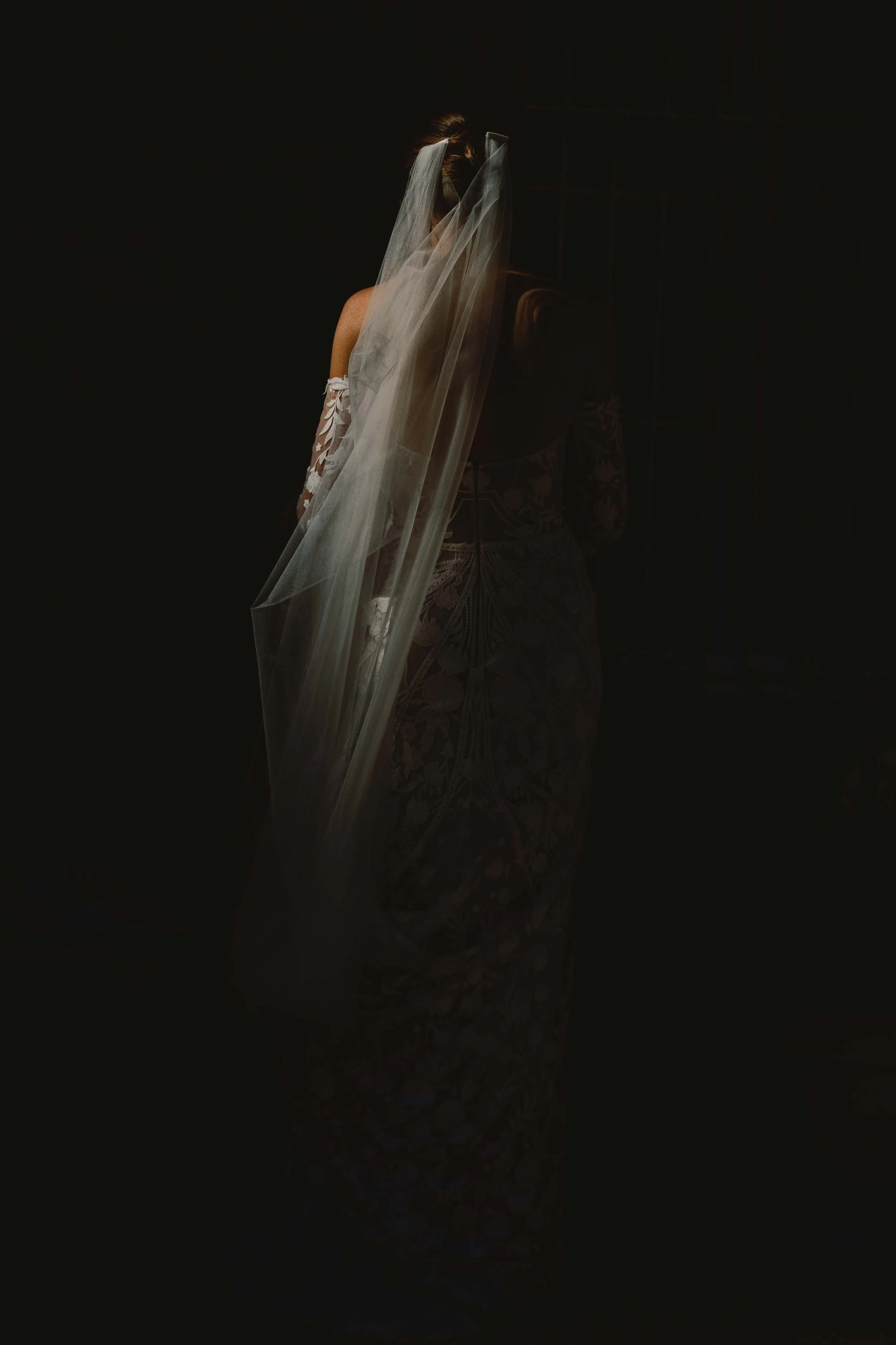 bride-veil-chateau-name-wedding-photographer-southwest-france