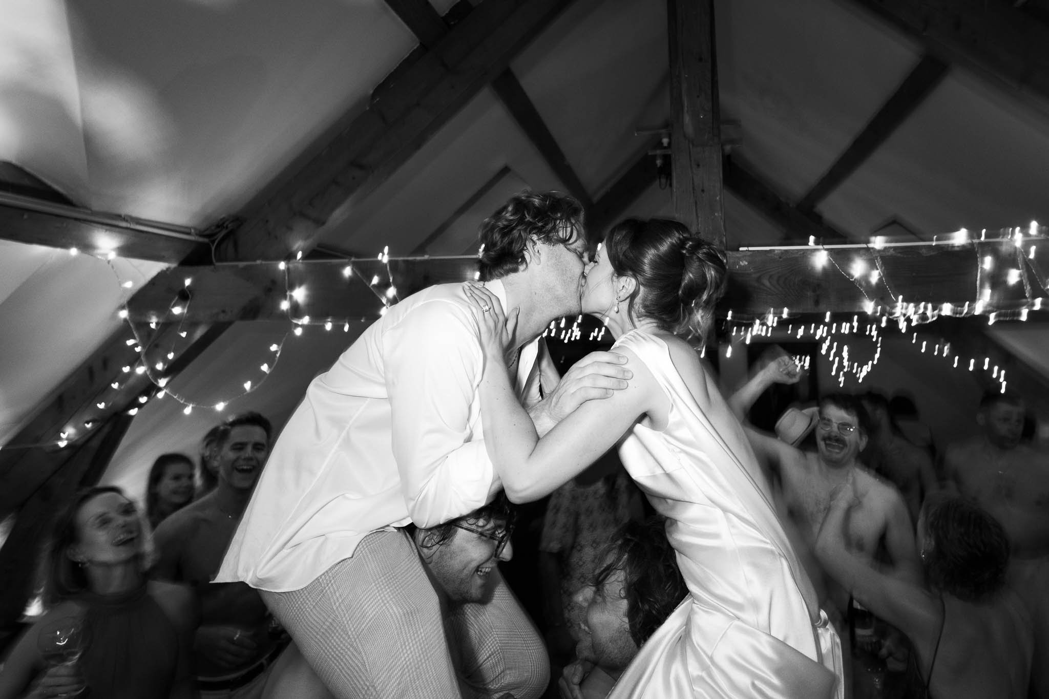 Couple kissing on the dance floor at Château du Raysse, black and white