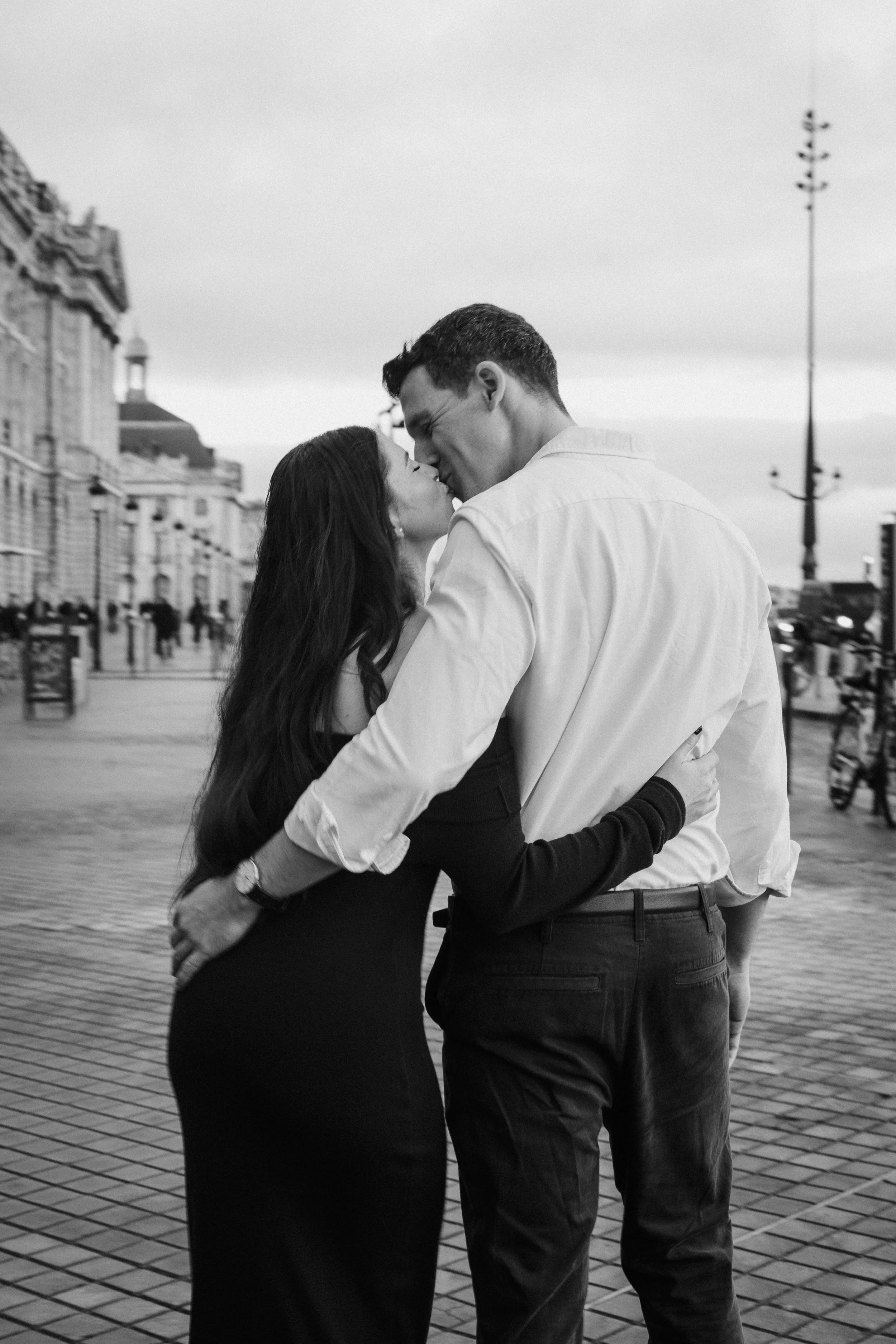 Black and white photograph of couple kissing during an engagement session in Bordeaux.