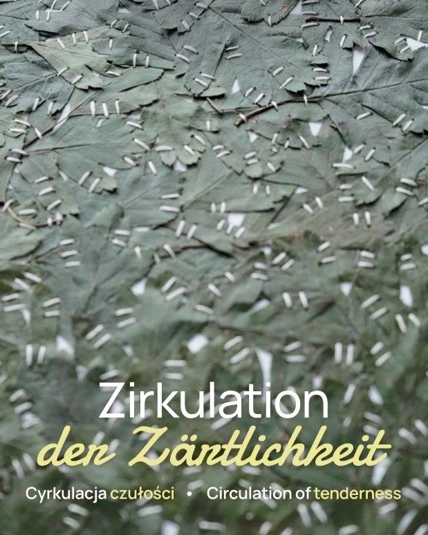 🍏🍐🍎 Im Garten von Inge Mahn reifen die Fr&uuml;chte &ndash; und unsere Residenzk&uuml;nstlerin Aneta Lewandowska verwandelt die fallenden Bl&auml;tter, &Auml;stchen und Knospen in Kunst.
Wir laden ein zur Ausstellung:
&bdquo;Zirkulation der Z&auml