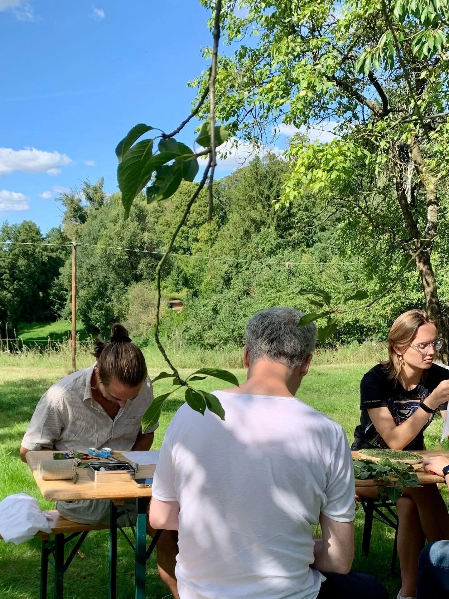 Am Sonntag, den 17. August, fand ein Workshop zum N&auml;hen von Bl&auml;ttern unter der Leitung von Aneta Lewandowska statt. 🌿 Im sch&ouml;nen Garten von Inge Mahn, bei Kaffee, Tee und Kuchen, haben wir unsere Werke geschaffen. Vielen Dank f&uuml;r