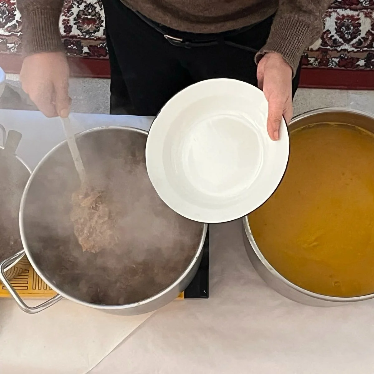 Neujahrsempfang mit #Bigos in Gro&szlig; Fredenwalde
Nach einer Schlitterpartie durch die Uckermark haben sich &uuml;ber 30 Freund:innen und F&ouml;rder:innen des @stallmuseum zusammengefunden, um zusammen das neue (dt.-pol. Jubil&auml;ums-)Jahr mit 