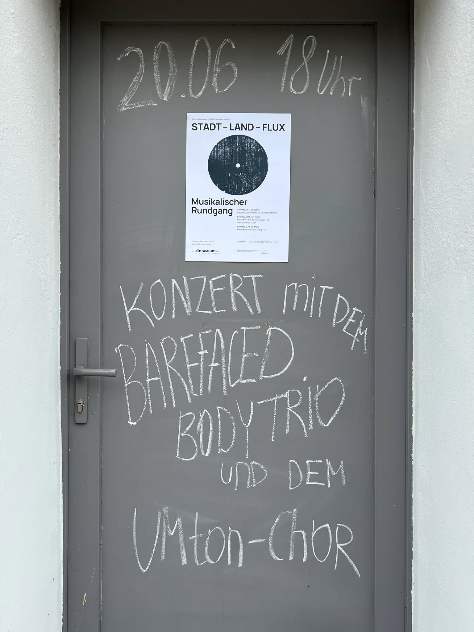 STADT &ndash; LAND &ndash; FLUX und "drei plus x" in Gro&szlig; Fredenwalde

Am Samstag, den 20. Juni 2026 beginnt um 19 Uhr im Stallmuseum Gro&szlig; Fredenwalde ein musikalischer Rundgang durch den Ort mit der Urauff&uuml;hrung des Musiks