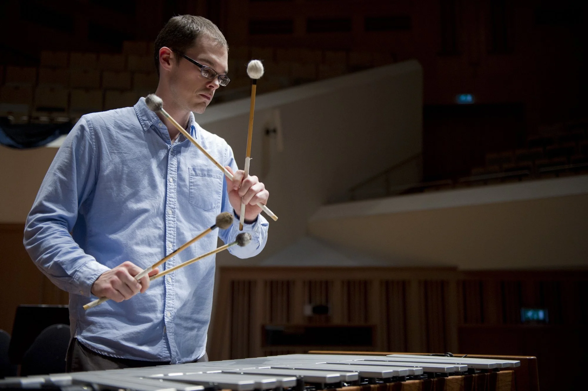 Mike Truesdell playing vibraphone during the final of the Tromp Percussion Eindhoven 2010 competition