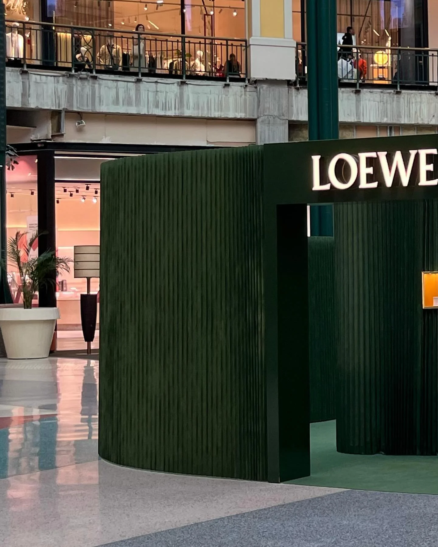 🔔This is a reminder to go check the full analyses of Loewe PopUp Case study at STEER Academy Blog. 

&rarr; Material strategy
&rarr; Customer journey 
&rarr; Democratization of luxury and personalization
&rarr; Perfect timing for holiday season

Thi