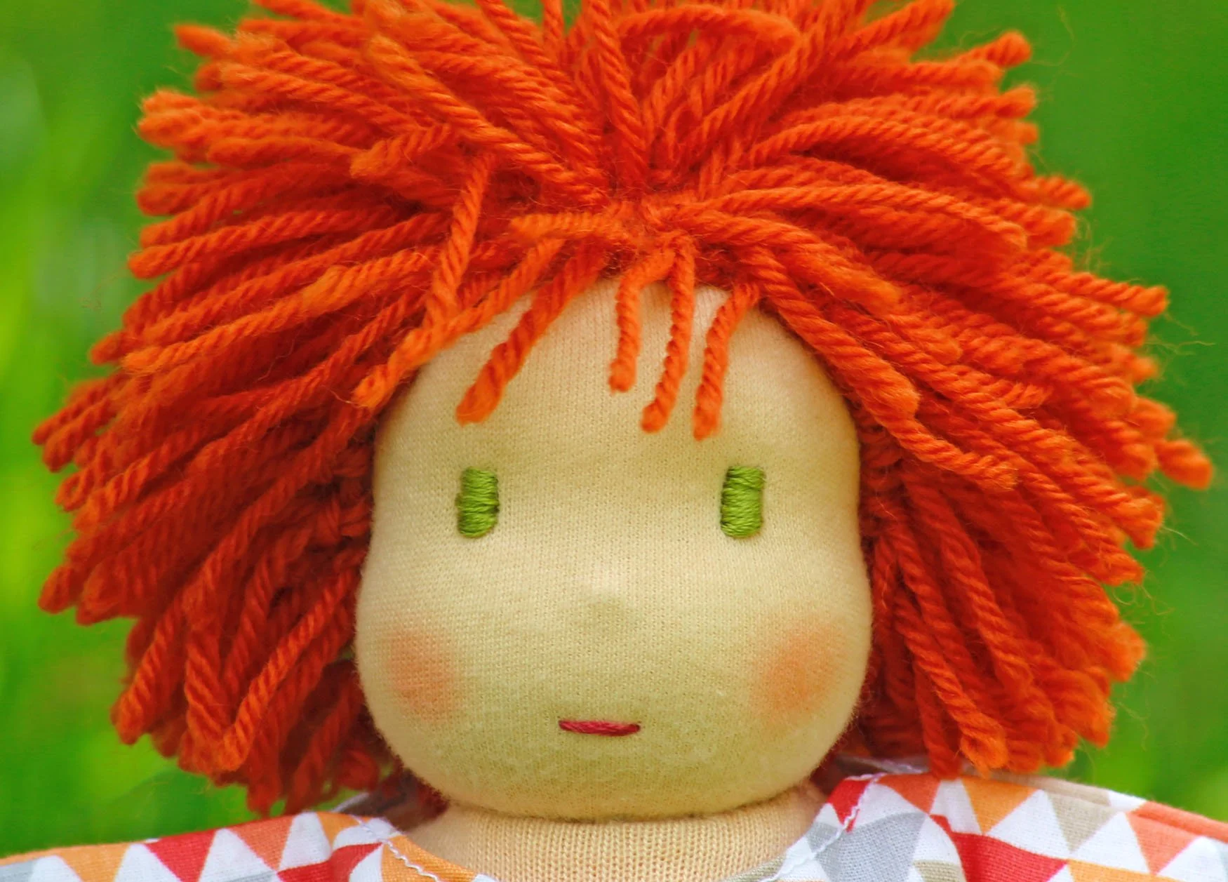 Poupée cheveux oranges gros plan.jpg
