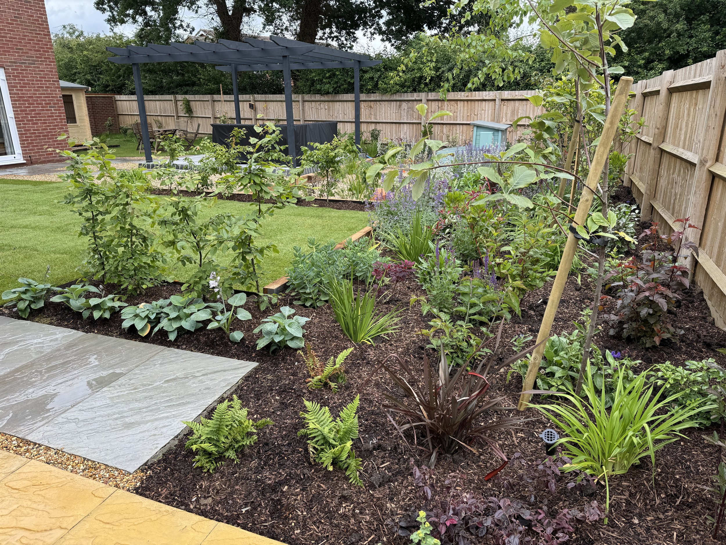 Planting along the main L-shape border