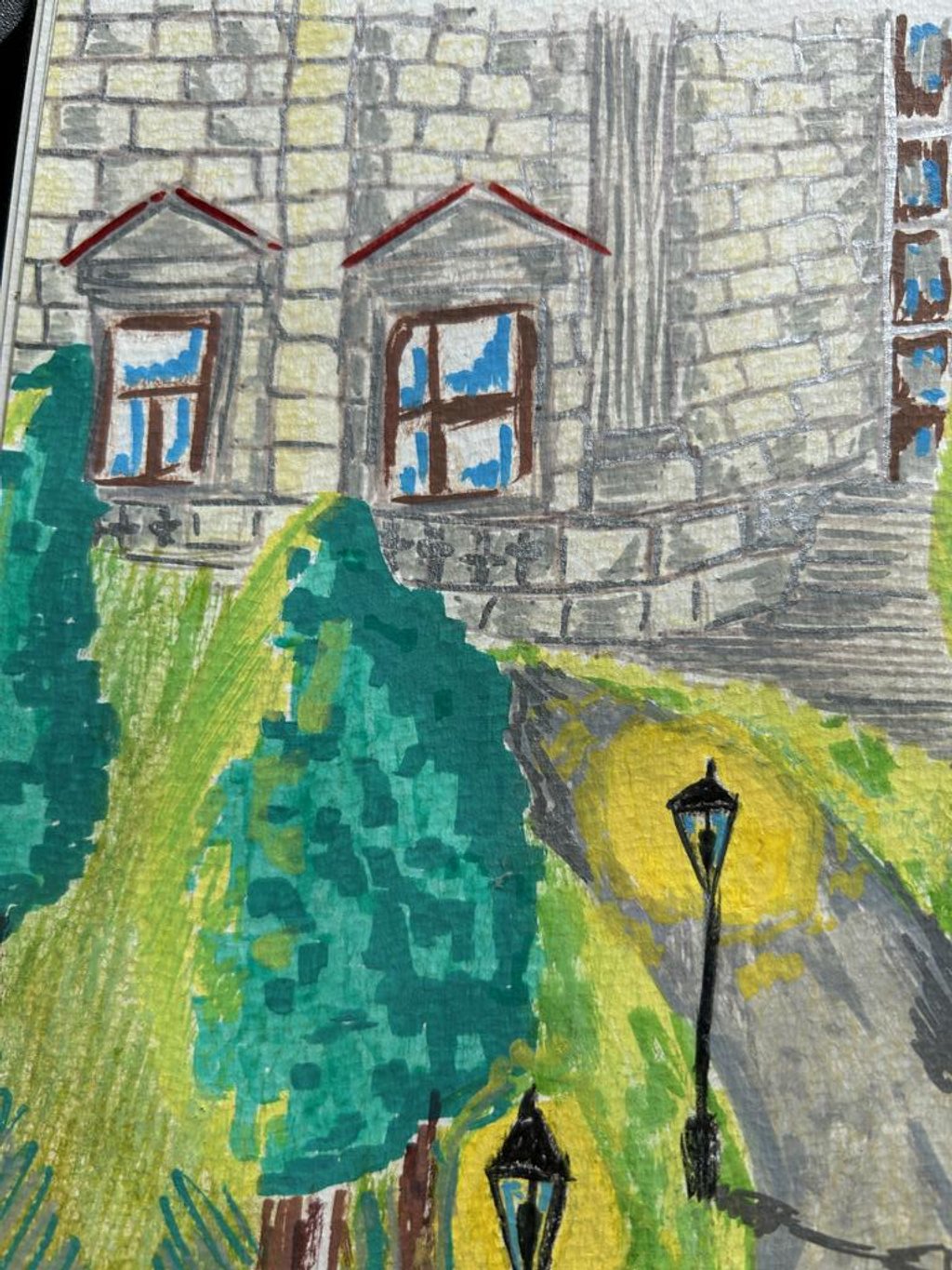 A handgezeichnetes Bild eines alten Steinhauses mit zwei Fenstern, grünem Baum, Laternen und Treppe.