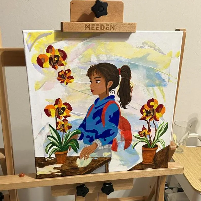 Mädchen mit braunen Haaren in einem blauen Pullover, mit rotem Rucksack, steht vor einem Tisch mit zwei Topfpflanzen mit bunten Orchideen, im Hintergrund ein abstrakter Himmel, gemalt auf einer Leinwand mit Acrylfarben und Acrylmarkern.
