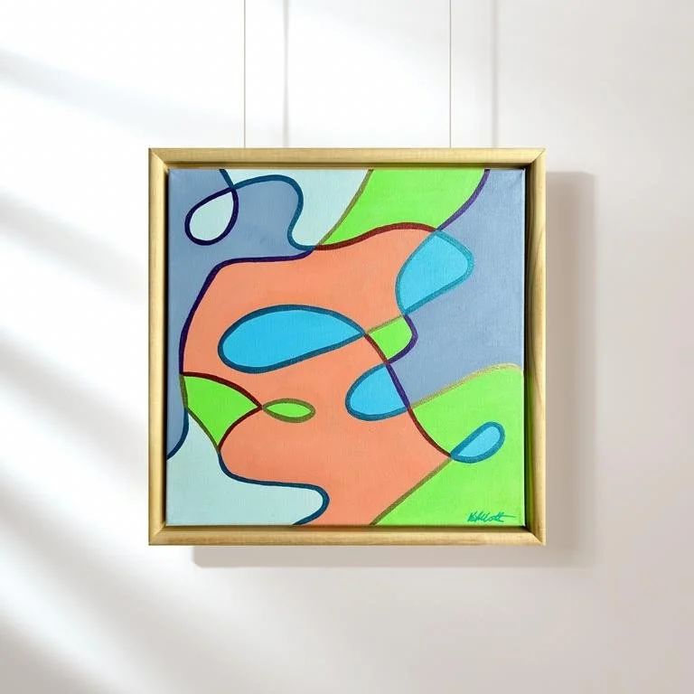 Abstraktes Gemälde mit bunten, fließenden Linien und Farbblöcken in Blau, Grün, Orange und Lila, gerahmt in Holz, an weißer Wand.