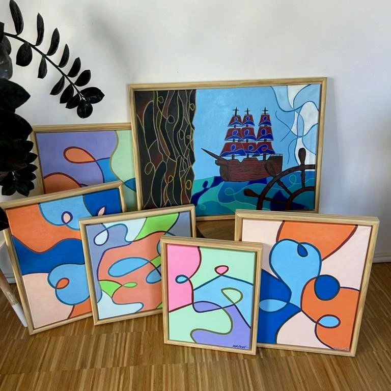 Abstrakte Gemälde in Holzbilderrahmen, eines zeigt ein Segelschiff auf See, die anderen vier bestehen aus bunten, abstrakten Formen in verschiedenen Farben. Gemalt mit Acrylfarben und Metallicstiften.