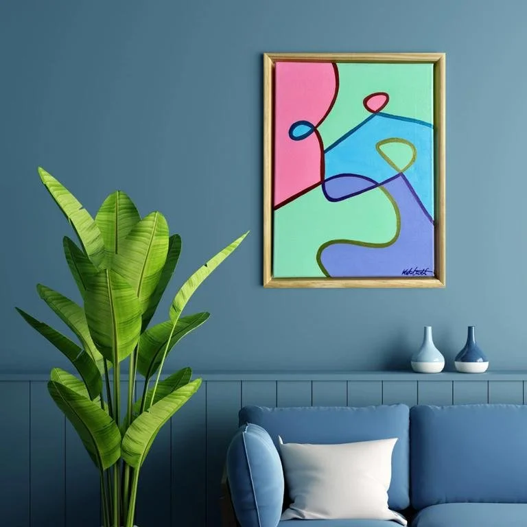 Innenraum mit blauer Wand, abstrakt farbiges Gemälde, grüne Zimmerpflanze, blaue Couch mit weißem Kissen und zwei weißen Vasen