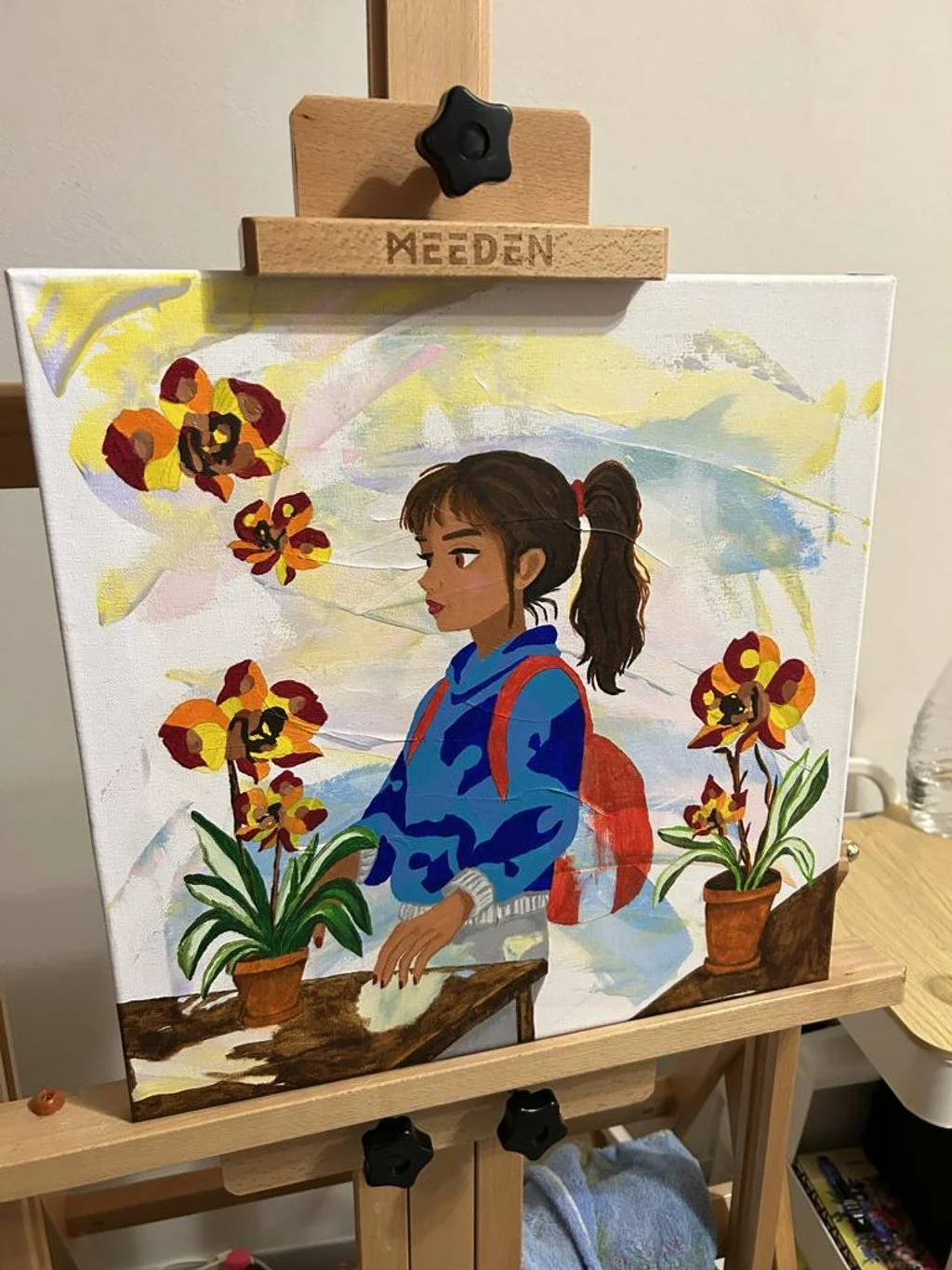 Malerische Darstellung eines jungen Mädchens mit braunen Haaren in einem blauen Pullover, das Vor einem Tisch mit zwei Topfpflanzen mit orangefarbenen und roten Blumen steht.