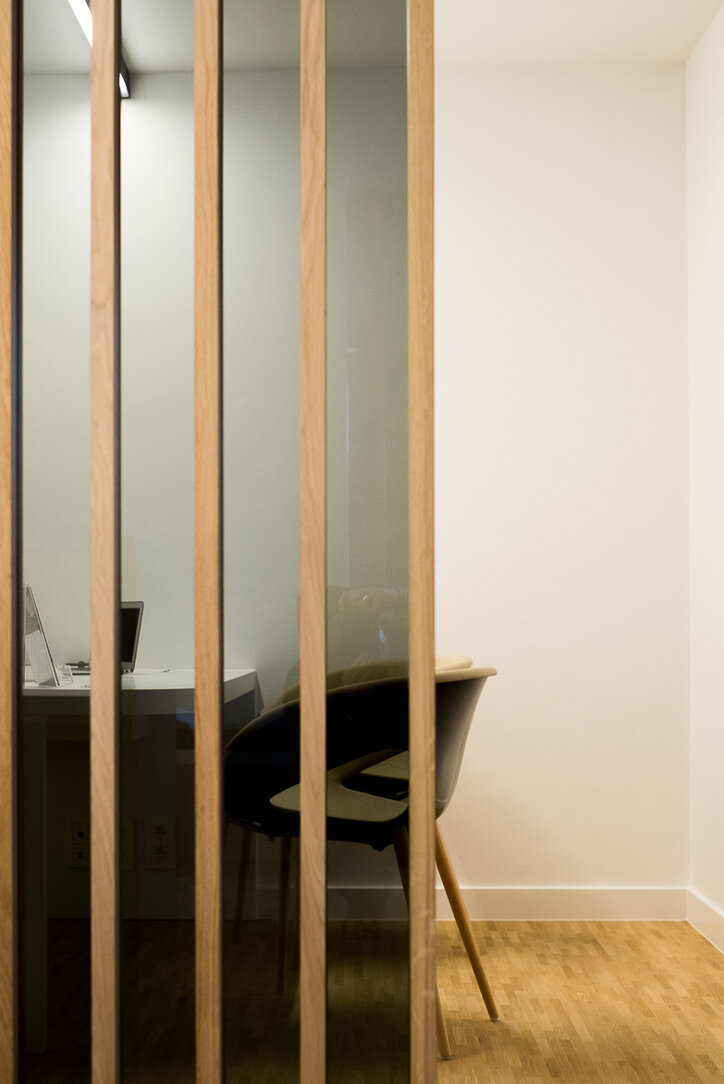 Donker glas met houten structuur