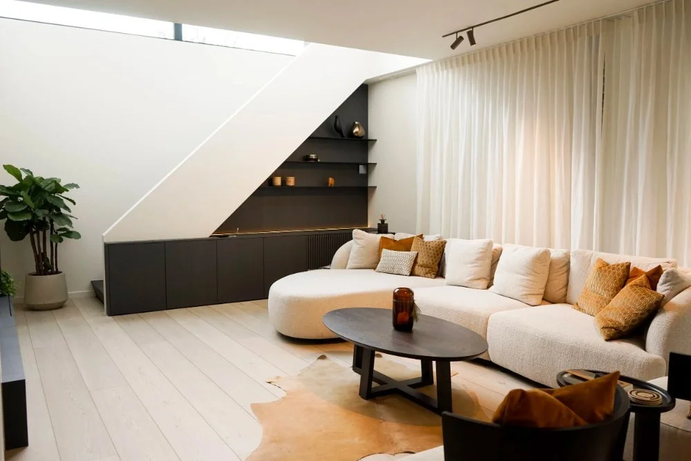 Strak landelijk interieur met gordijnen