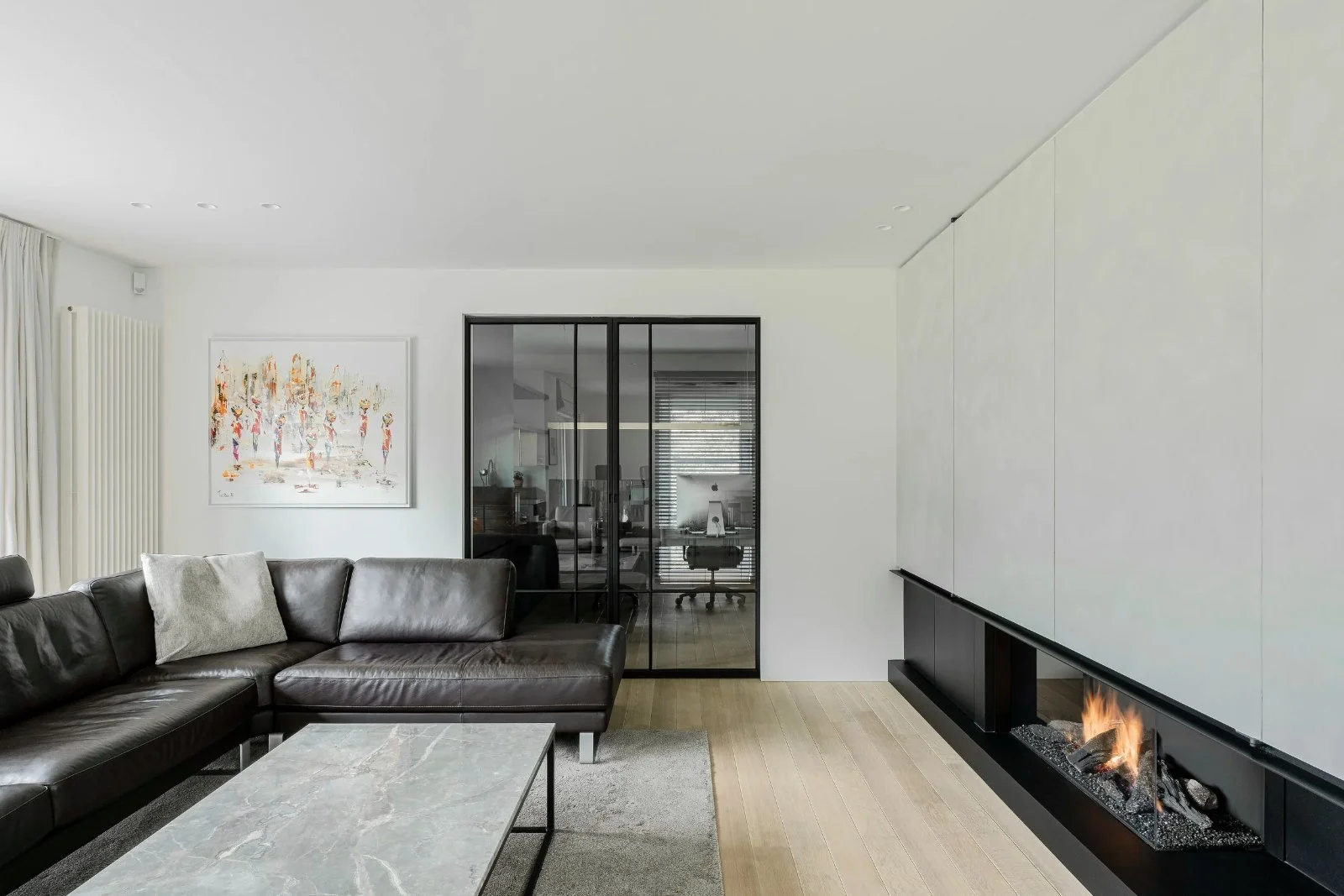 Gerenoveerde haardwand met strakke verftechniek en afwerking in staal — Atelier Ombre
