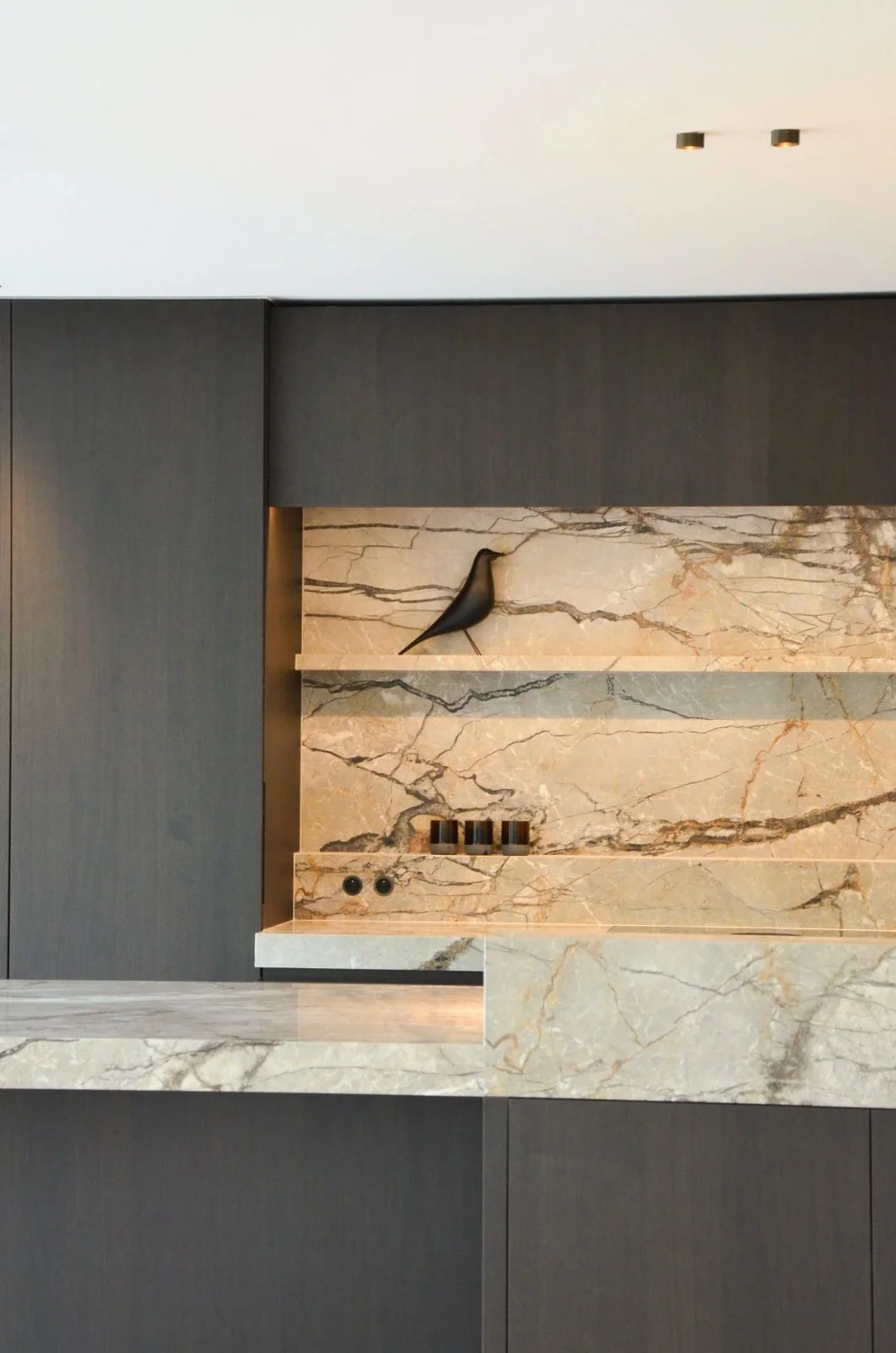Gerenoveerde keuken op het gelijkvloers met warme materialen en zwarte accenten, project door Atelier Ombre