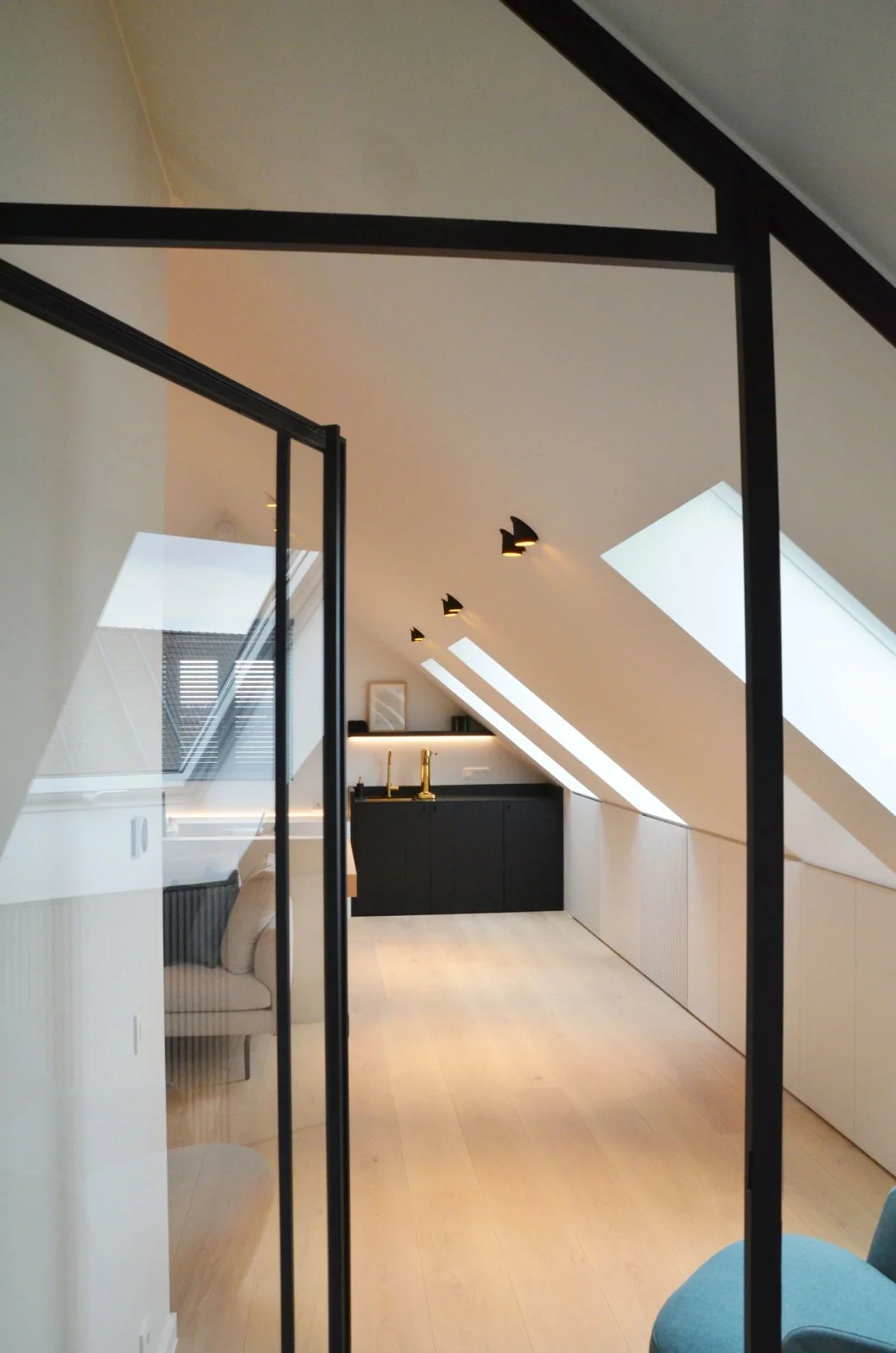 Nieuwe zolderwerkplek met glazen scheidingswand in landelijke woning — Atelier Ombre
