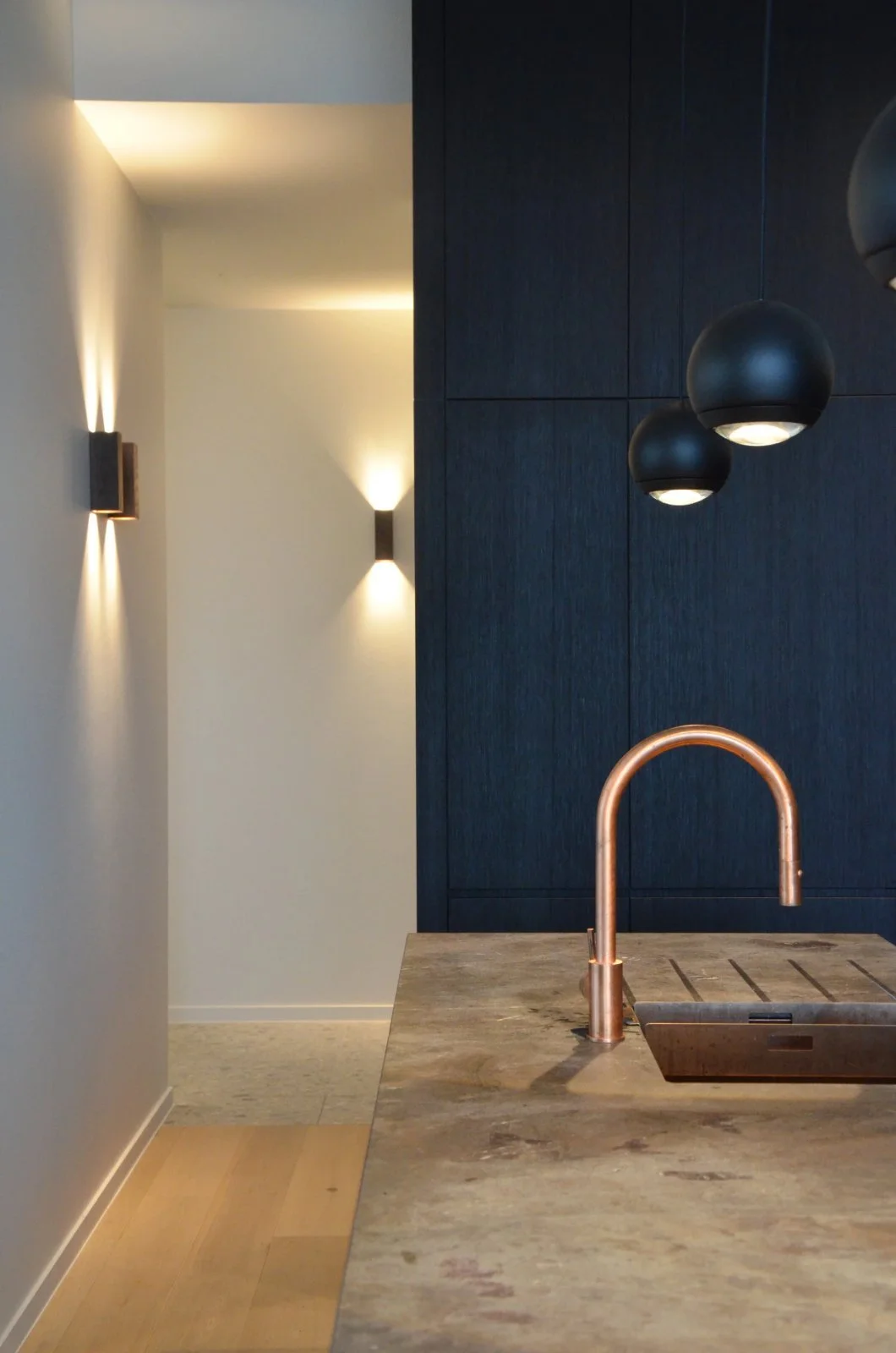 Totaalinrichting loft met donker fineer en koperen kraan — Atelier Ombre