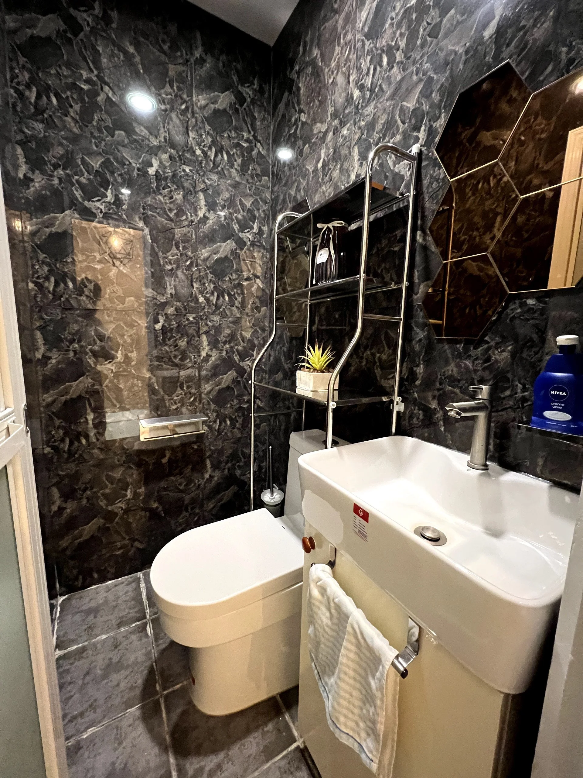 full bathroom 3.jpeg