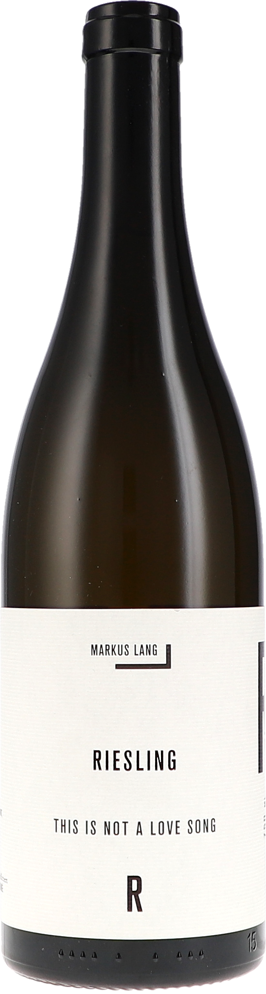 Eine dunkle Weinflasche mit weißem Etikett, das den Namen Markus Lang und die Bezeichnung Riesling zeigt.