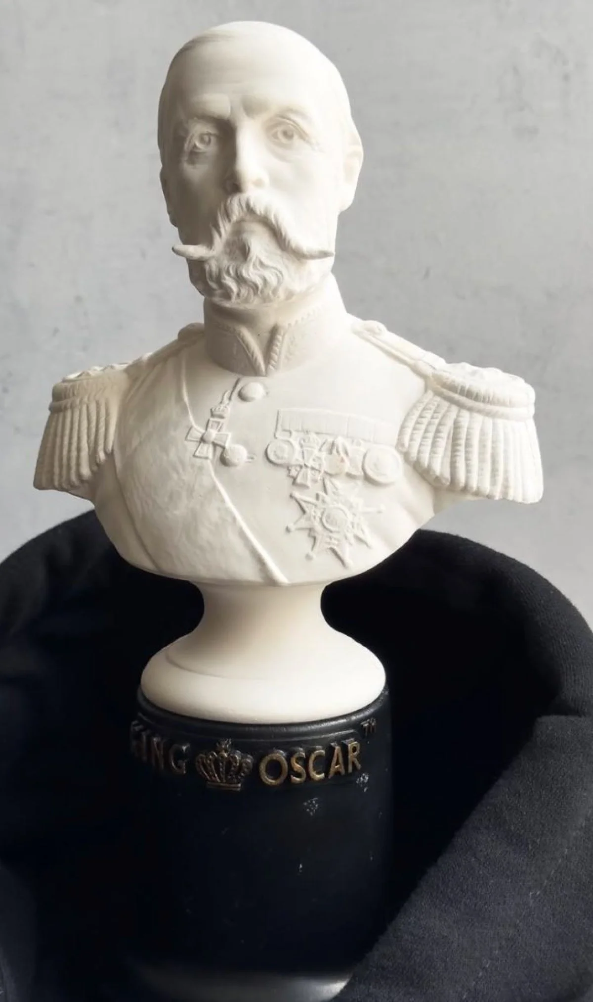 A bust of King Oscar.