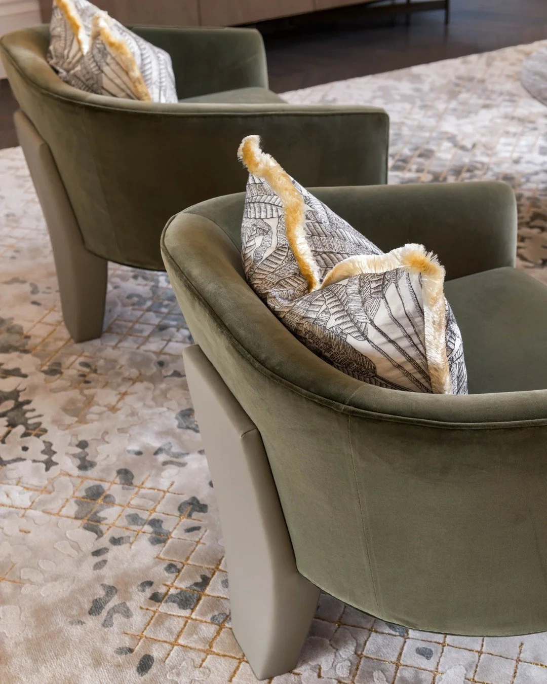 Project spotlight ✨ 

This Chester Square install layers warm greens, golds and neutrals alongside bespoke furniture and statement lighting to create a space that feels both refined and relaxed - timeless design made for everyday living.

📸 @alexwin
