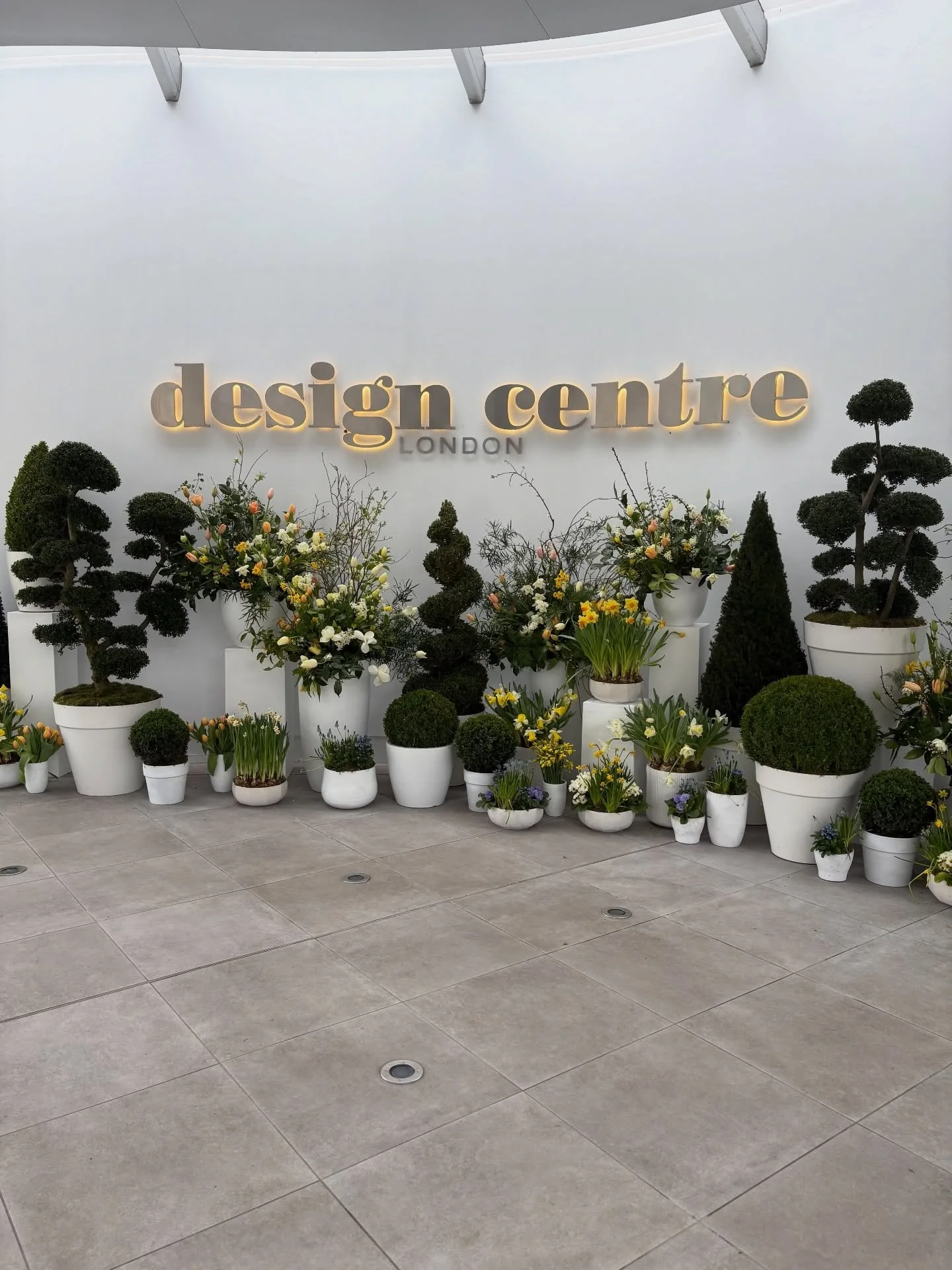 A few favourite snaps from design week ✨

@designcentrech 
@hectorfinchlighting 
@portaromanauk 
@julianchichesterltd 
@heathfieldandco 
@arteriorslondon
@lightsandlampsdotcom 
@lelievreuk 
@augustandco_official
@demurodas