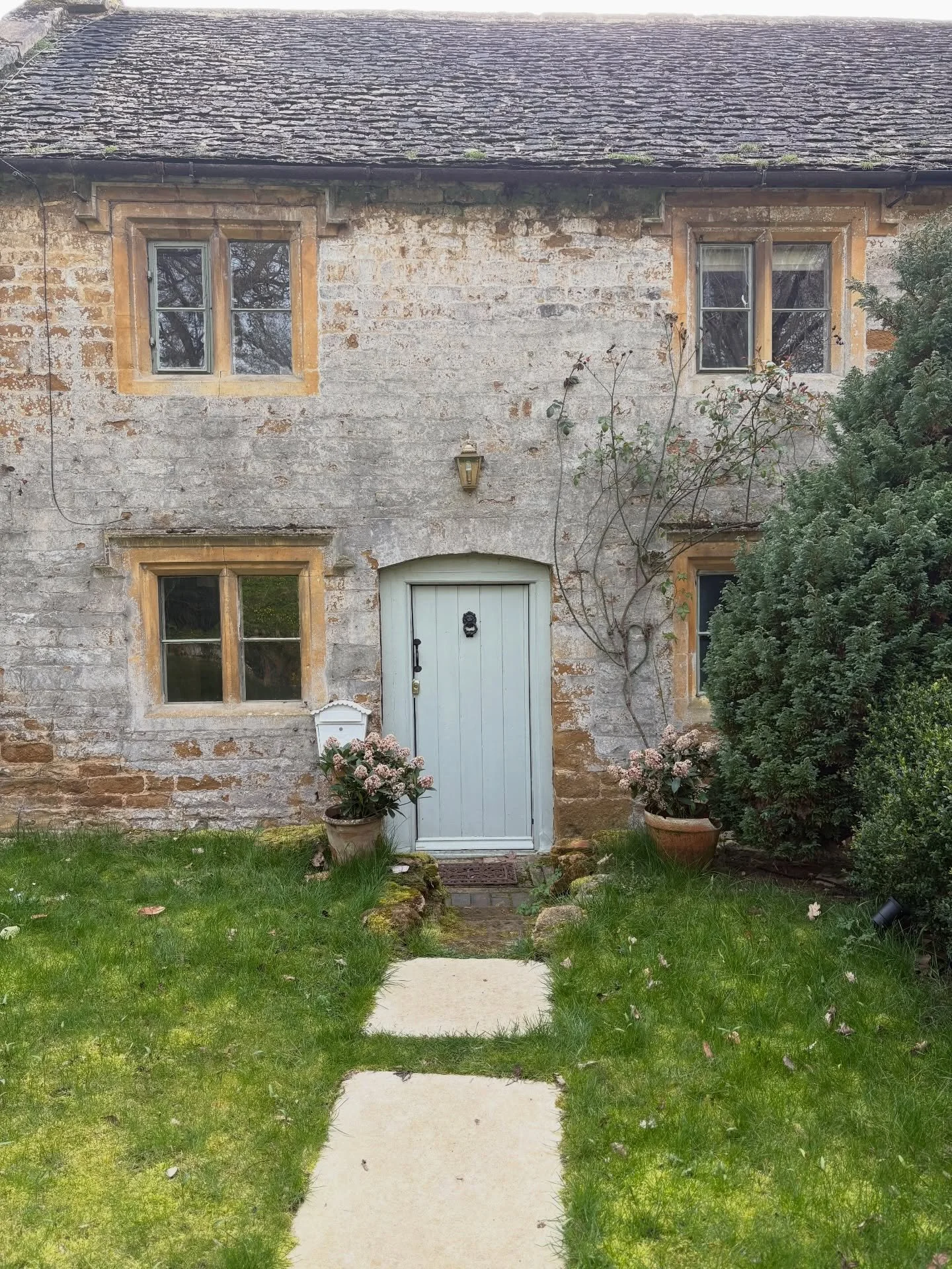 ✨ C O T S W O L D S ✨ 

Spring is in the air and I couldn&rsquo;t have felt happier spending this sunny weekend in one of my favourite places. 

The architecture of this area is idyllic. Golden stone villages, chocolate box cottages, and timeless cha