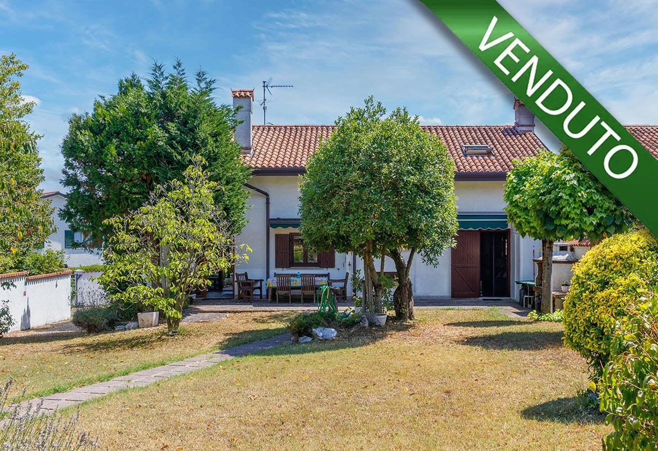 Villa bifamiliare con ampio giardino