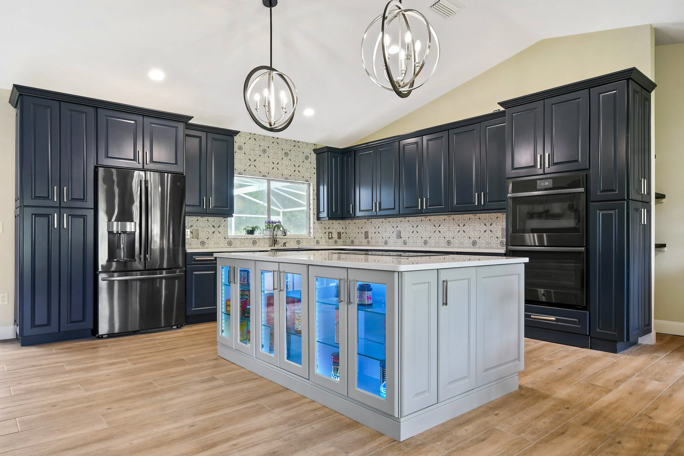 BOLD NAVY KITCHEN