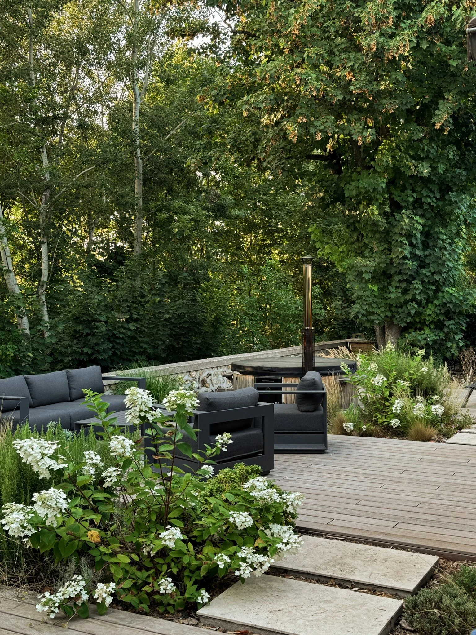 La végétation sépare les terrasses et donne du volume au paysage