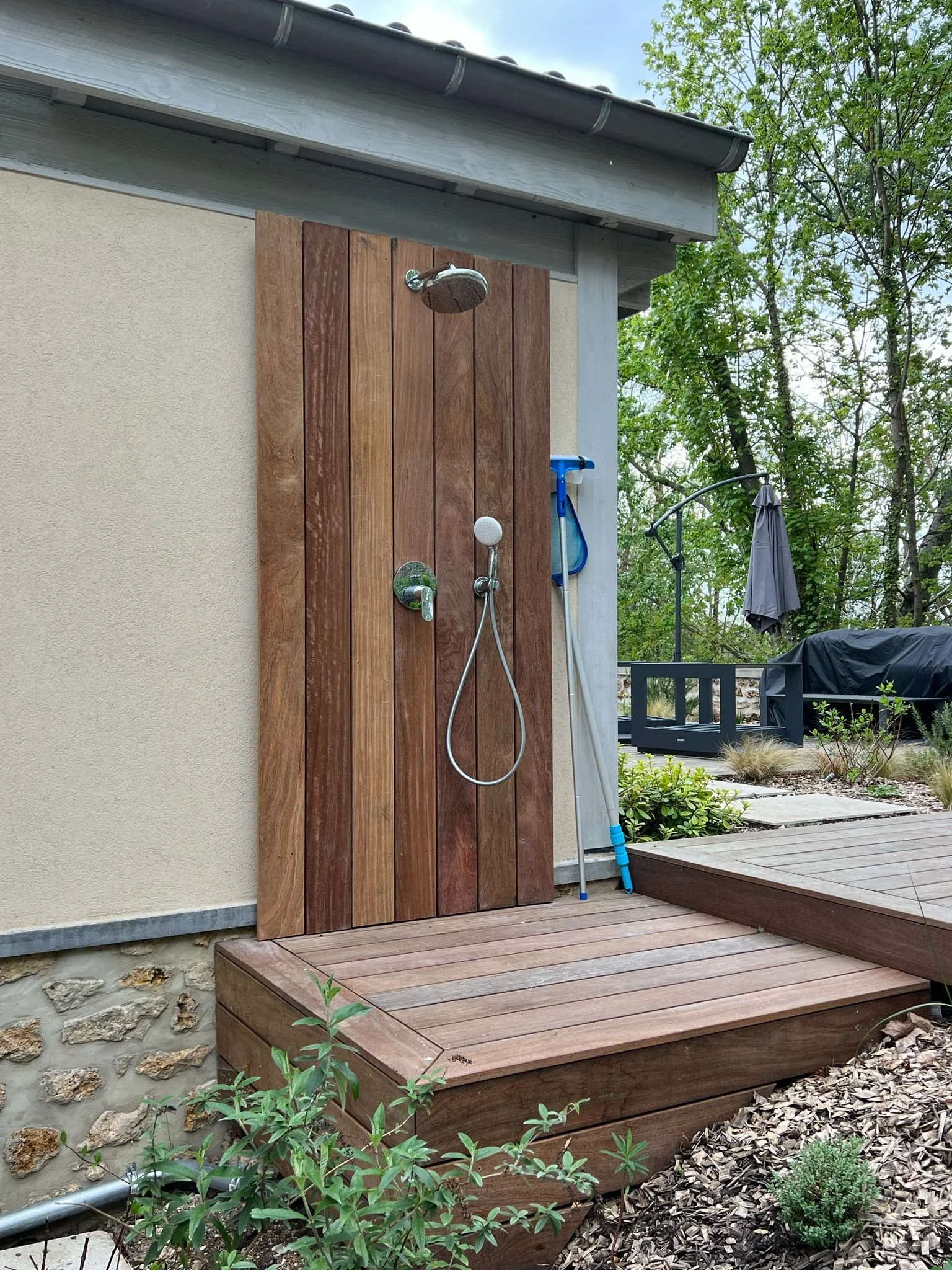 Installation d'une douche extérieure en bois