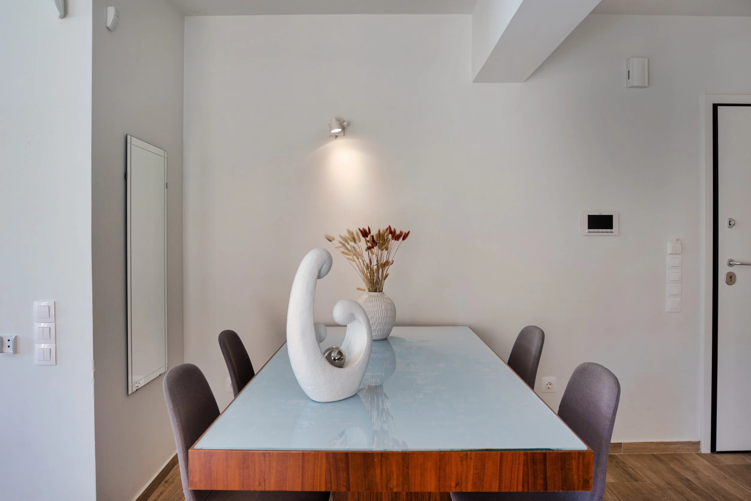 Dining table and sculptural décor