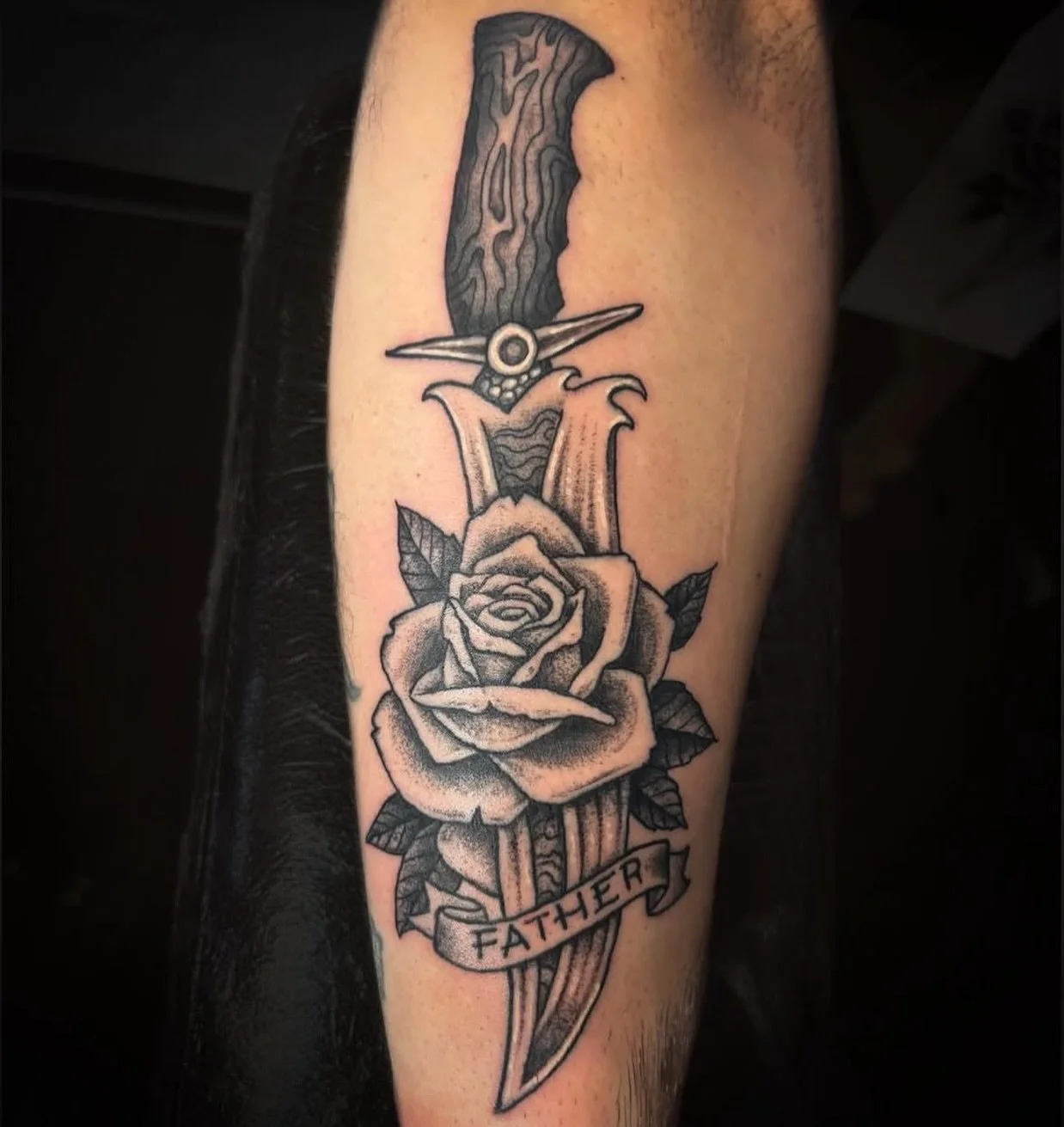 Rose and dagger tribute tattoo
by @joekellytat2 
.
.
.
.
.
.
#eastrivertattoo #brooklyntatttooartist #brooklyntattoo #rosetattoo #roseanddaggertattoo